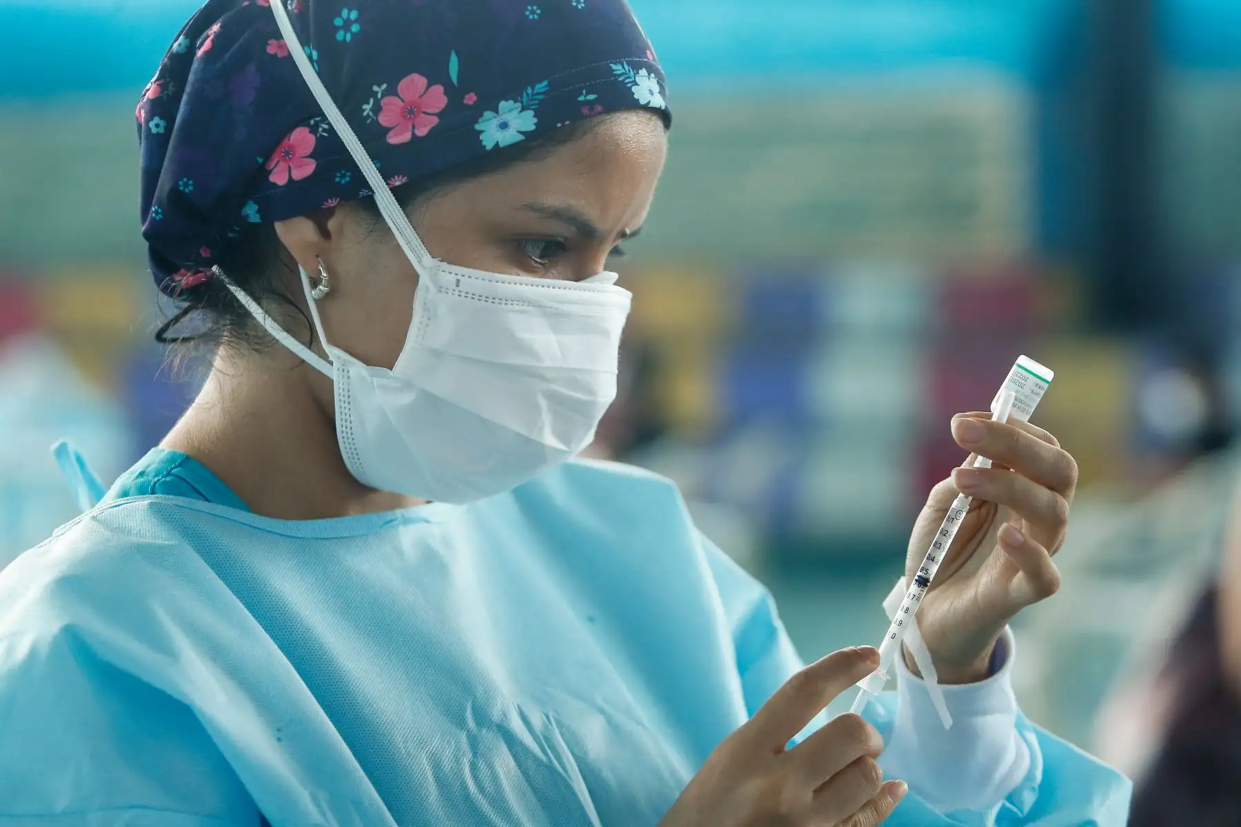 Cientos de profesionales de la salud de hospitales de Lima Metropolitana empezaron a recibir hoy la segunda dosis de la vacuna contra la covid-19. El Minsa desplegó brigadas de vacunadores para aplicar el reforzamiento a la primera línea frente a la pandemia. 
Foto: Minsa