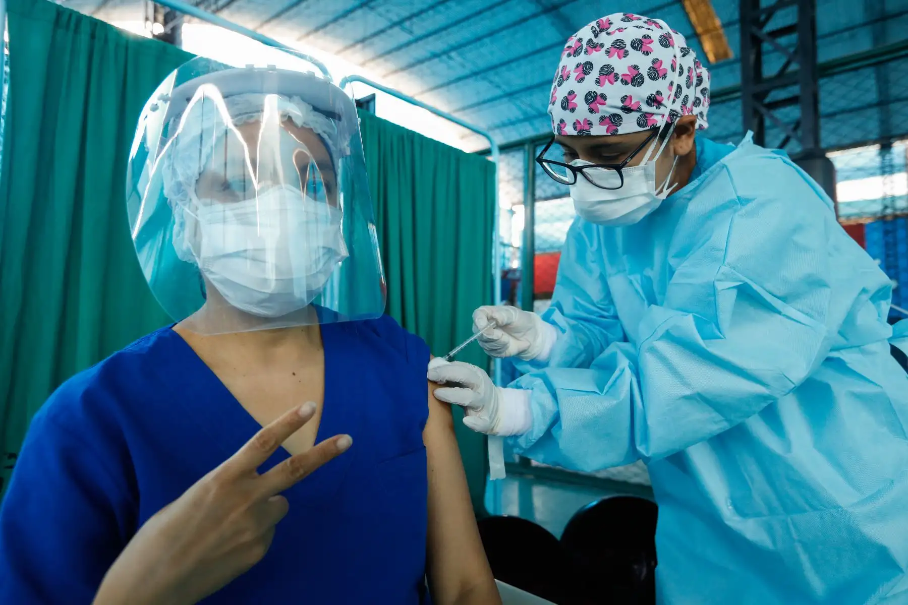 Cientos de profesionales de la salud de hospitales de Lima Metropolitana empezaron a recibir hoy la segunda dosis de la vacuna contra la covid-19. El Minsa desplegó brigadas de vacunadores para aplicar el reforzamiento a la primera línea frente a la pandemia. 
Foto: Minsa