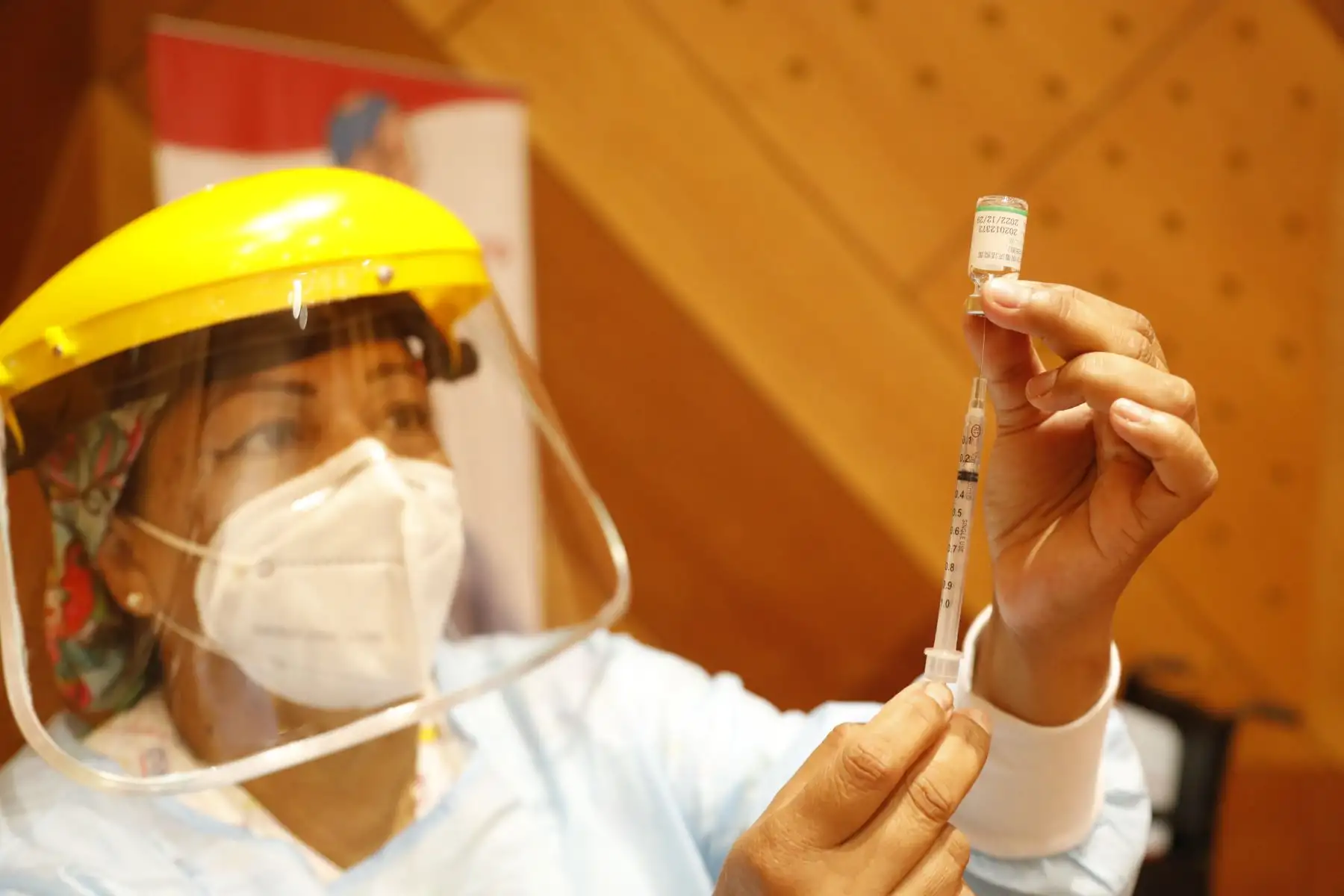 Cientos de profesionales de la salud de hospitales de Lima Metropolitana empezaron a recibir hoy la segunda dosis de la vacuna contra la covid-19. El Minsa desplegó brigadas de vacunadores para aplicar el reforzamiento a la primera línea frente a la pandemia. 
Foto: Minsa