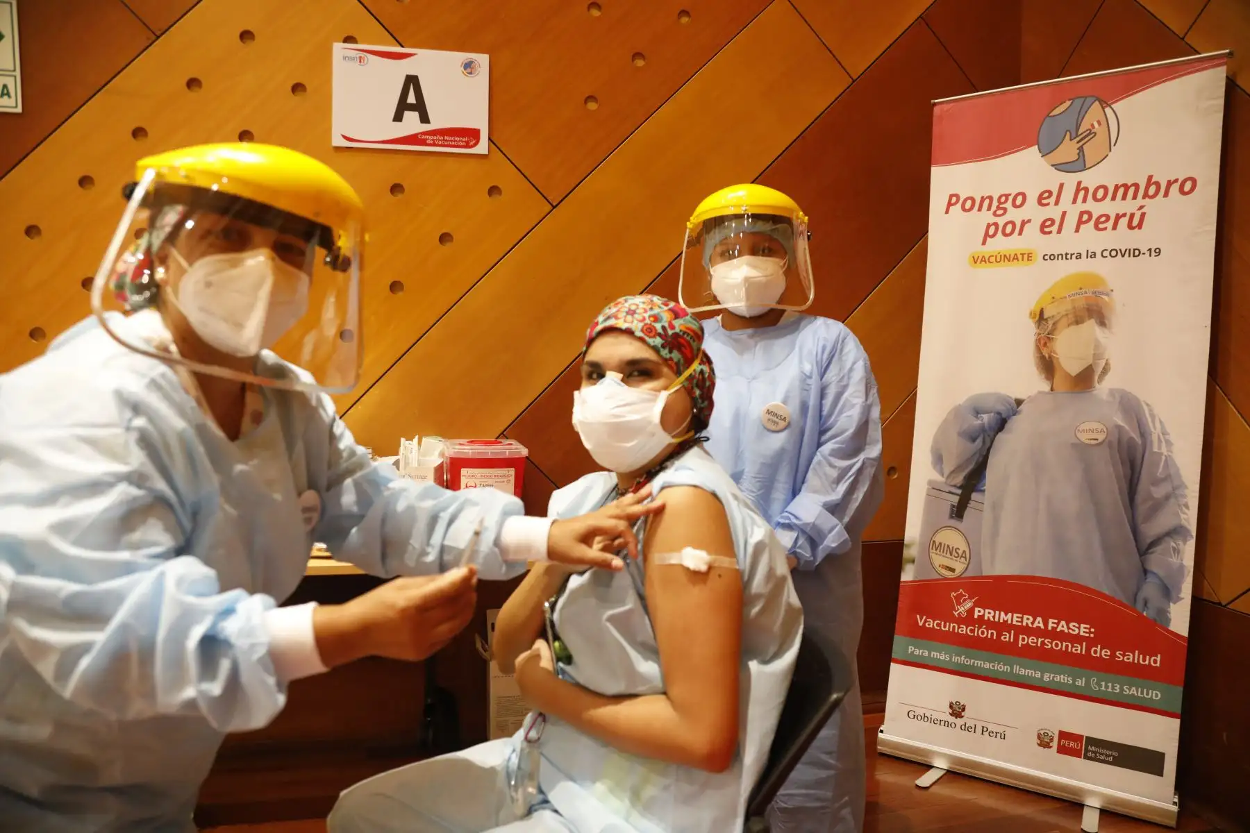 Cientos de profesionales de la salud de hospitales de Lima Metropolitana empezaron a recibir hoy la segunda dosis de la vacuna contra la covid-19. El Minsa desplegó brigadas de vacunadores para aplicar el reforzamiento a la primera línea frente a la pandemia. 
Foto: Minsa