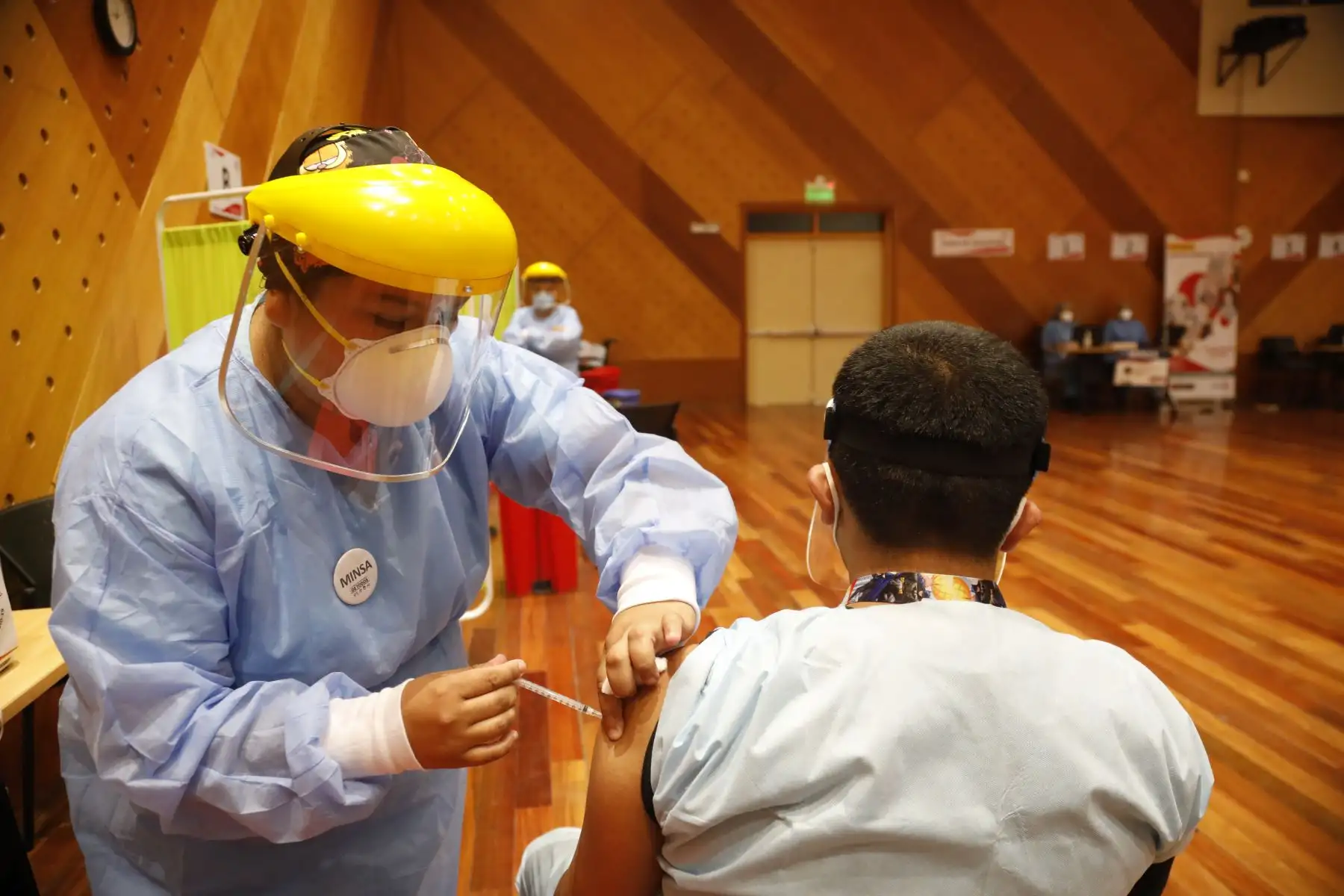 Cientos de profesionales de la salud de hospitales de Lima Metropolitana empezaron a recibir hoy la segunda dosis de la vacuna contra la covid-19. El Minsa desplegó brigadas de vacunadores para aplicar el reforzamiento a la primera línea frente a la pandemia. 
Foto: Minsa