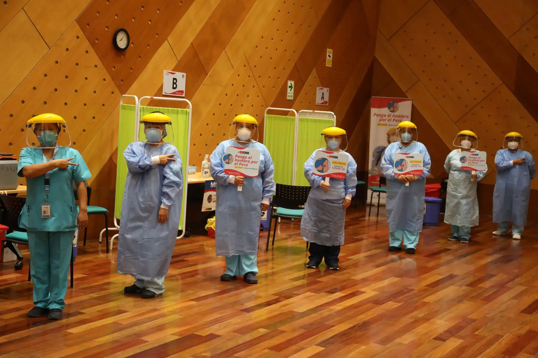 Cientos de profesionales de la salud de hospitales de Lima Metropolitana empezaron a recibir hoy la segunda dosis de la vacuna contra la covid-19. El Minsa desplegó brigadas de vacunadores para aplicar el reforzamiento a la primera línea frente a la pandemia. 
Foto: Minsa