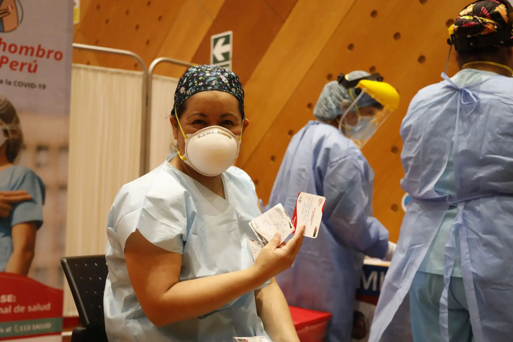 Cientos de profesionales de la salud de hospitales de Lima Metropolitana empezaron a recibir hoy la segunda dosis de la vacuna contra la covid-19. El Minsa desplegó brigadas de vacunadores para aplicar el reforzamiento a la primera línea frente a la pandemia. 
Foto: Minsa