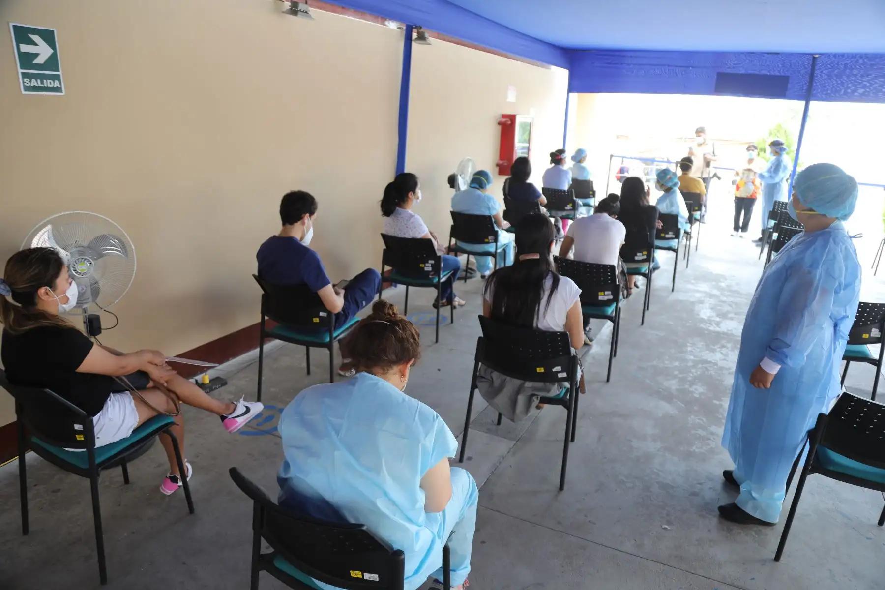 Cientos de profesionales de la salud de hospitales de Lima Metropolitana empezaron a recibir hoy la segunda dosis de la vacuna contra la covid-19. El Minsa desplegó brigadas de vacunadores para aplicar el reforzamiento a la primera línea frente a la pandemia. 
Foto: Minsa