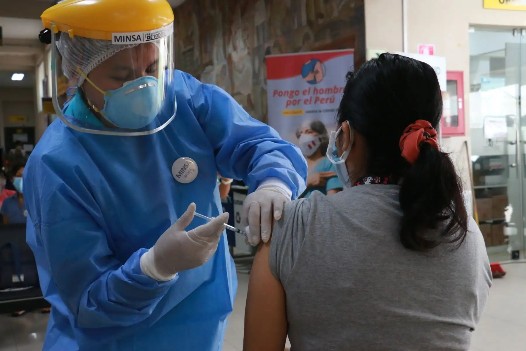 Cientos de profesionales de la salud de hospitales de Lima Metropolitana empezaron a recibir hoy la segunda dosis de la vacuna contra la covid-19. El Minsa desplegó brigadas de vacunadores para aplicar el reforzamiento a la primera línea frente a la pandemia. 
Foto: Minsa