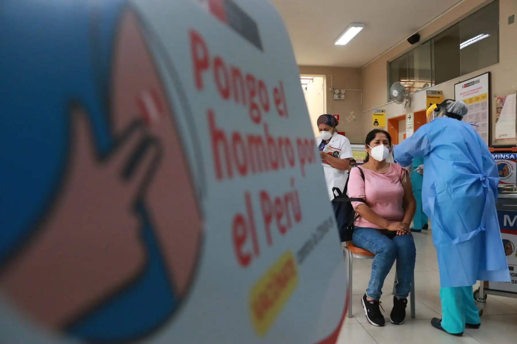 Cientos de profesionales de la salud de hospitales de Lima Metropolitana empezaron a recibir hoy la segunda dosis de la vacuna contra la covid-19. El Minsa desplegó brigadas de vacunadores para aplicar el reforzamiento a la primera línea frente a la pandemia. 
Foto: Minsa