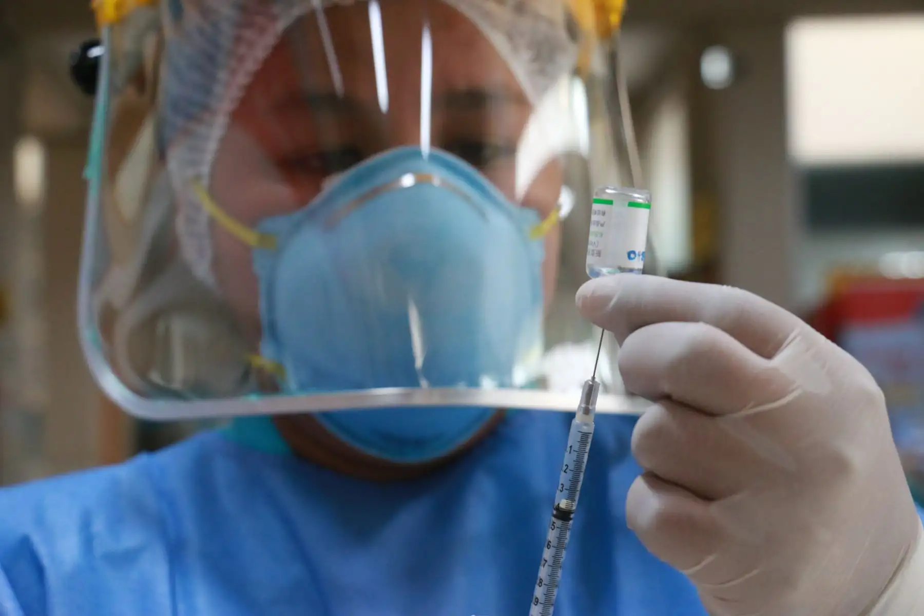 Cientos de profesionales de la salud de hospitales de Lima Metropolitana empezaron a recibir hoy la segunda dosis de la vacuna contra la covid-19. El Minsa desplegó brigadas de vacunadores para aplicar el reforzamiento a la primera línea frente a la pandemia. 
Foto: Minsa