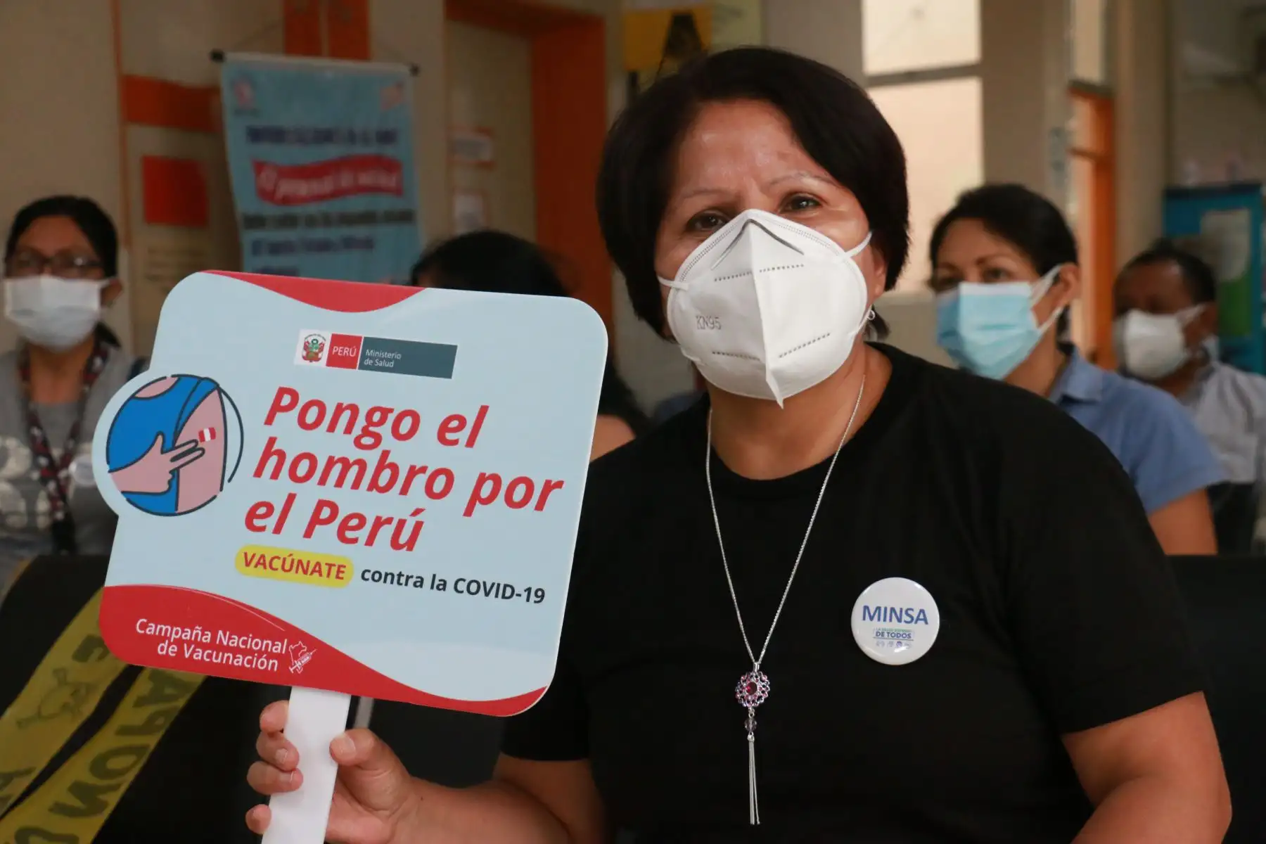 Cientos de profesionales de la salud de hospitales de Lima Metropolitana empezaron a recibir hoy la segunda dosis de la vacuna contra la covid-19. El Minsa desplegó brigadas de vacunadores para aplicar el reforzamiento a la primera línea frente a la pandemia. 
Foto: Minsa