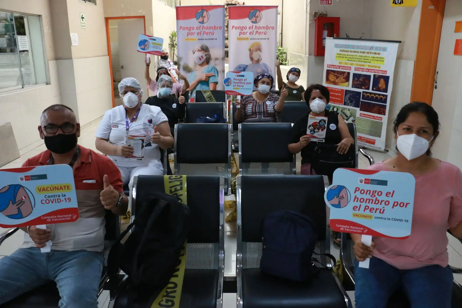 Cientos de profesionales de la salud de hospitales de Lima Metropolitana empezaron a recibir hoy la segunda dosis de la vacuna contra la covid-19. El Minsa desplegó brigadas de vacunadores para aplicar el reforzamiento a la primera línea frente a la pandemia. 
Foto: Minsa