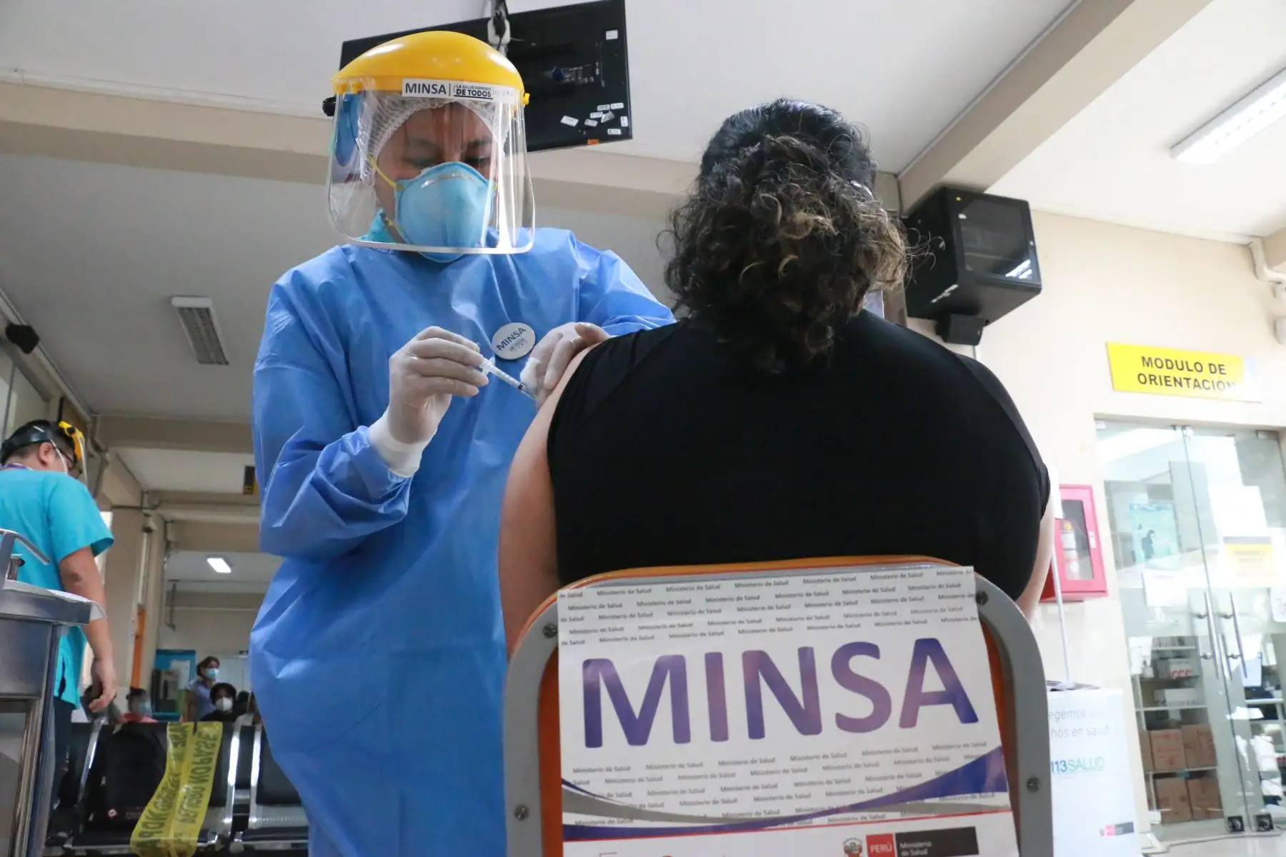 Cientos de profesionales de la salud de hospitales de Lima Metropolitana empezaron a recibir hoy la segunda dosis de la vacuna contra la covid-19. El Minsa desplegó brigadas de vacunadores para aplicar el reforzamiento a la primera línea frente a la pandemia. 
Foto: Minsa