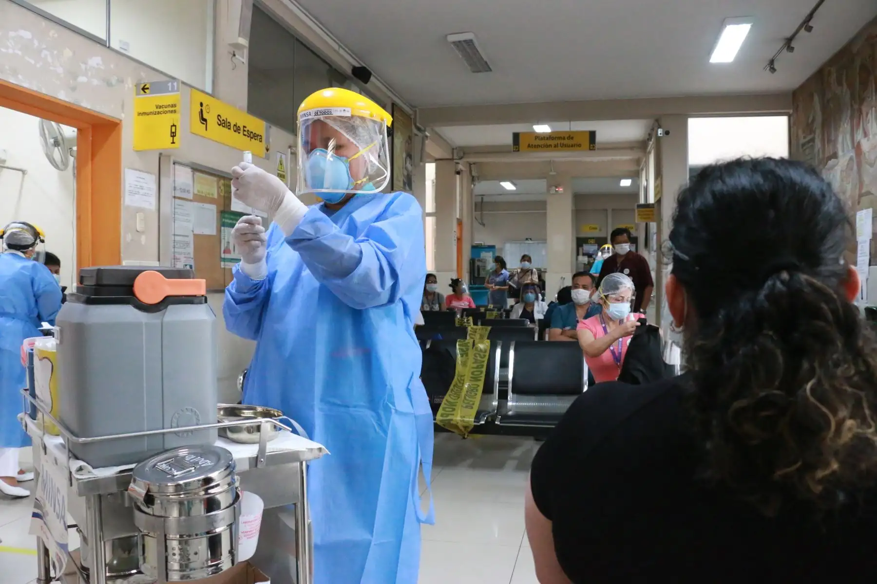 Cientos de profesionales de la salud de hospitales de Lima Metropolitana empezaron a recibir hoy la segunda dosis de la vacuna contra la covid-19. El Minsa desplegó brigadas de vacunadores para aplicar el reforzamiento a la primera línea frente a la pandemia. 
Foto: Minsa