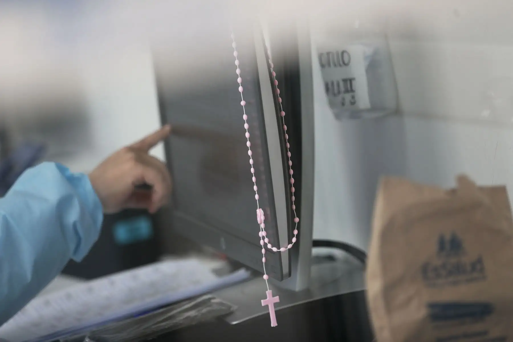 Los días de esta mujer de 54 años comienzan a las 4 de la mañana, cuando se levanta y prepara el desayuno y el almuerzo. A las 05.30 ya está en la movilidad y a las 06.10 am empieza su ronda en el hospital. “Veo qué tal estuvo la guardia, si faltó algo, atiendo reclamos, etcétera”. Foto: ANDINA/Carla Patiño