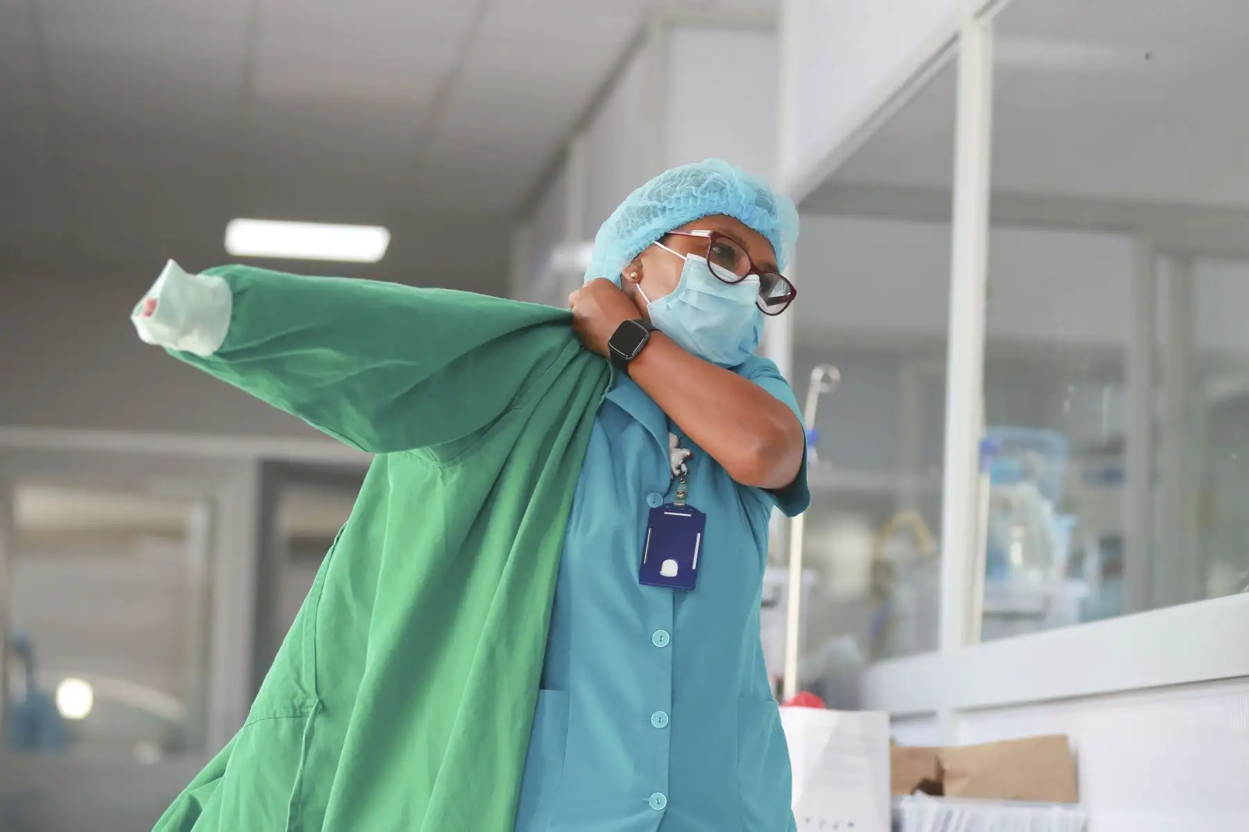 Los días de esta mujer de 54 años comienzan a las 4 de la mañana, cuando se levanta y prepara el desayuno y el almuerzo. A las 05.30 ya está en la movilidad y a las 06.10 am empieza su ronda en el hospital. “Veo qué tal estuvo la guardia, si faltó algo, atiendo reclamos, etcétera”. Foto: ANDINA/Carla Patiño