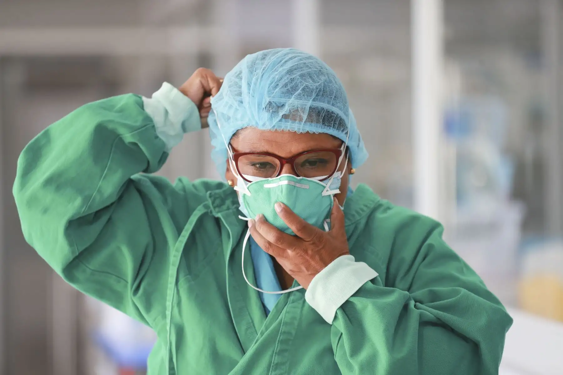 Los días de esta mujer de 54 años comienzan a las 4 de la mañana, cuando se levanta y prepara el desayuno y el almuerzo. A las 05.30 ya está en la movilidad y a las 06.10 am empieza su ronda en el hospital. “Veo qué tal estuvo la guardia, si faltó algo, atiendo reclamos, etcétera”. Foto: ANDINA/Carla Patiño