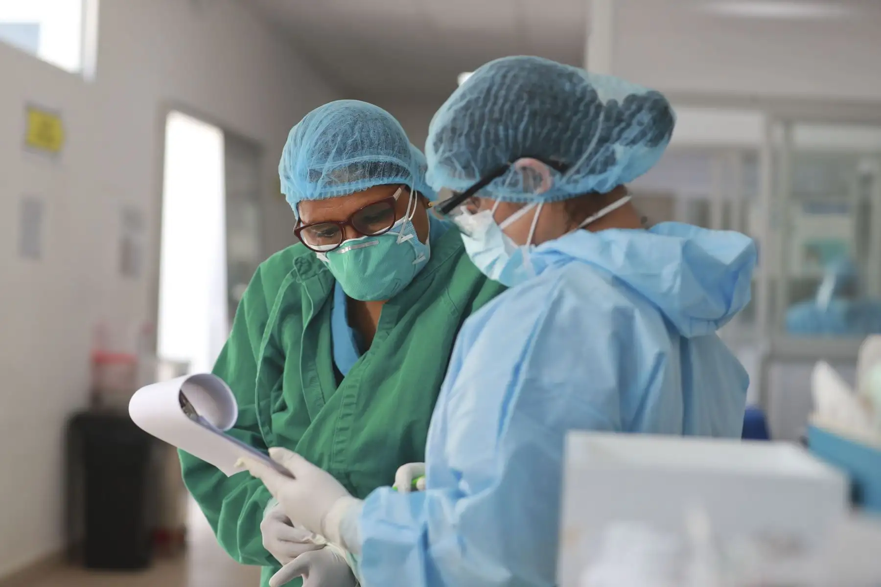 Los días de esta mujer de 54 años comienzan a las 4 de la mañana, cuando se levanta y prepara el desayuno y el almuerzo. A las 05.30 ya está en la movilidad y a las 06.10 am empieza su ronda en el hospital. “Veo qué tal estuvo la guardia, si faltó algo, atiendo reclamos, etcétera”. Foto: ANDINA/Carla Patiño