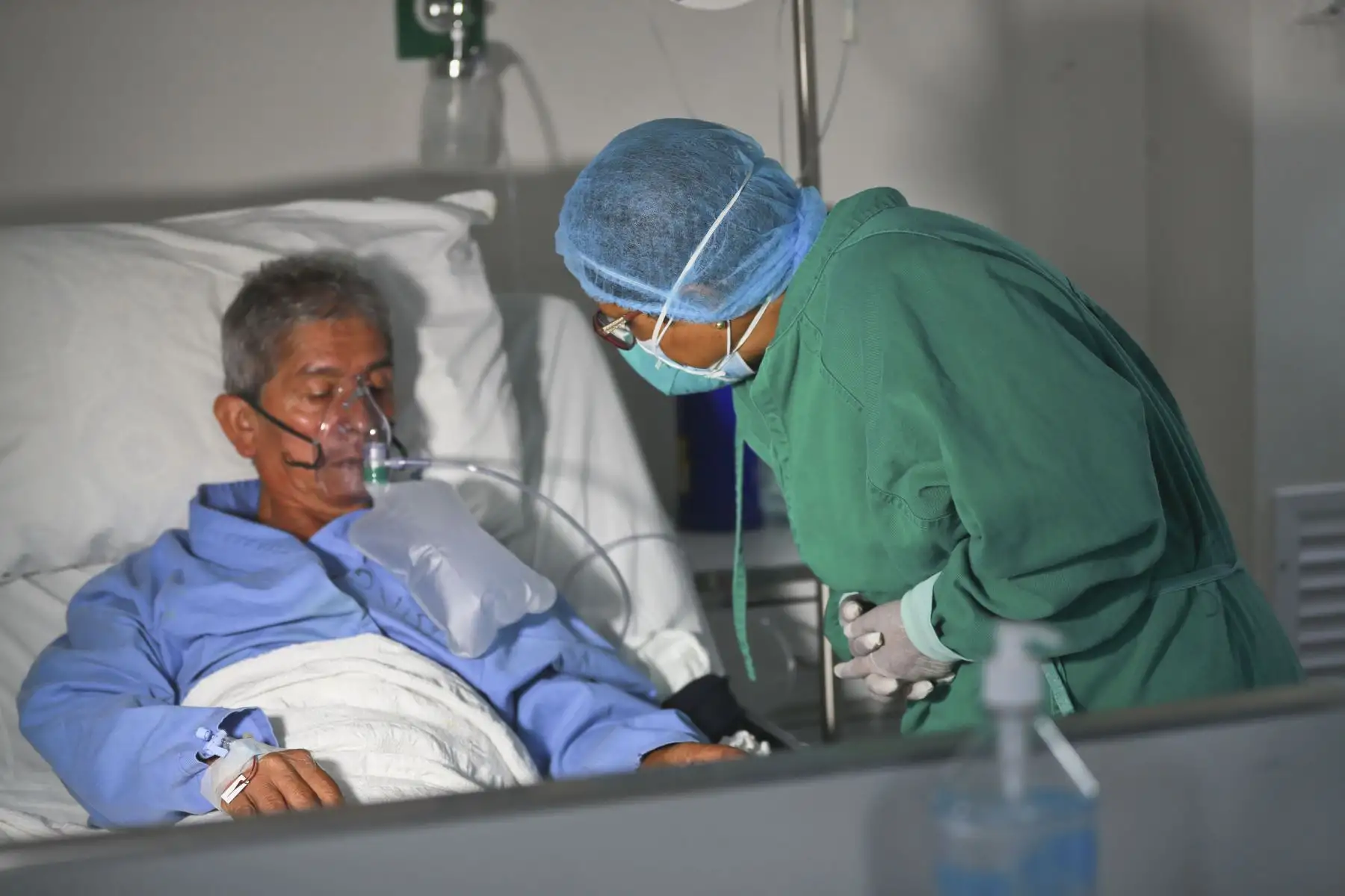 A cargo de un ejército de 120 enfermeras y técnicas de enfermería en el CERP Covid, reconoce que al principio tuvo miedo al virus, pero que la responsabilidad de atender a tantos pacientes, en algunos casos integrantes de una misma familia, superaba al temor. Foto: ANDINA/Carla Patiño