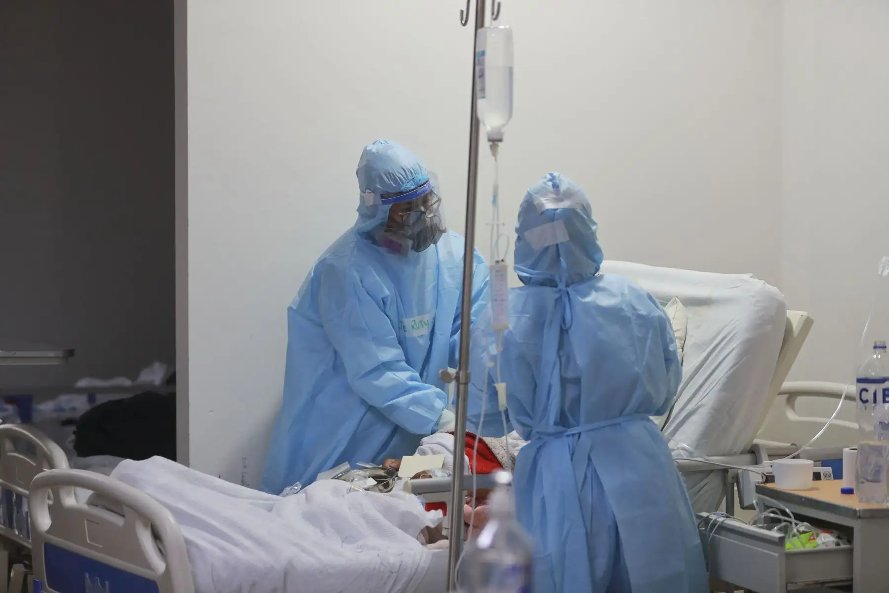 A cargo de un ejército de 120 enfermeras y técnicas de enfermería en el CERP Covid, reconoce que al principio tuvo miedo al virus, pero que la responsabilidad de atender a tantos pacientes, en algunos casos integrantes de una misma familia, superaba al temor. Foto: ANDINA/Carla Patiño