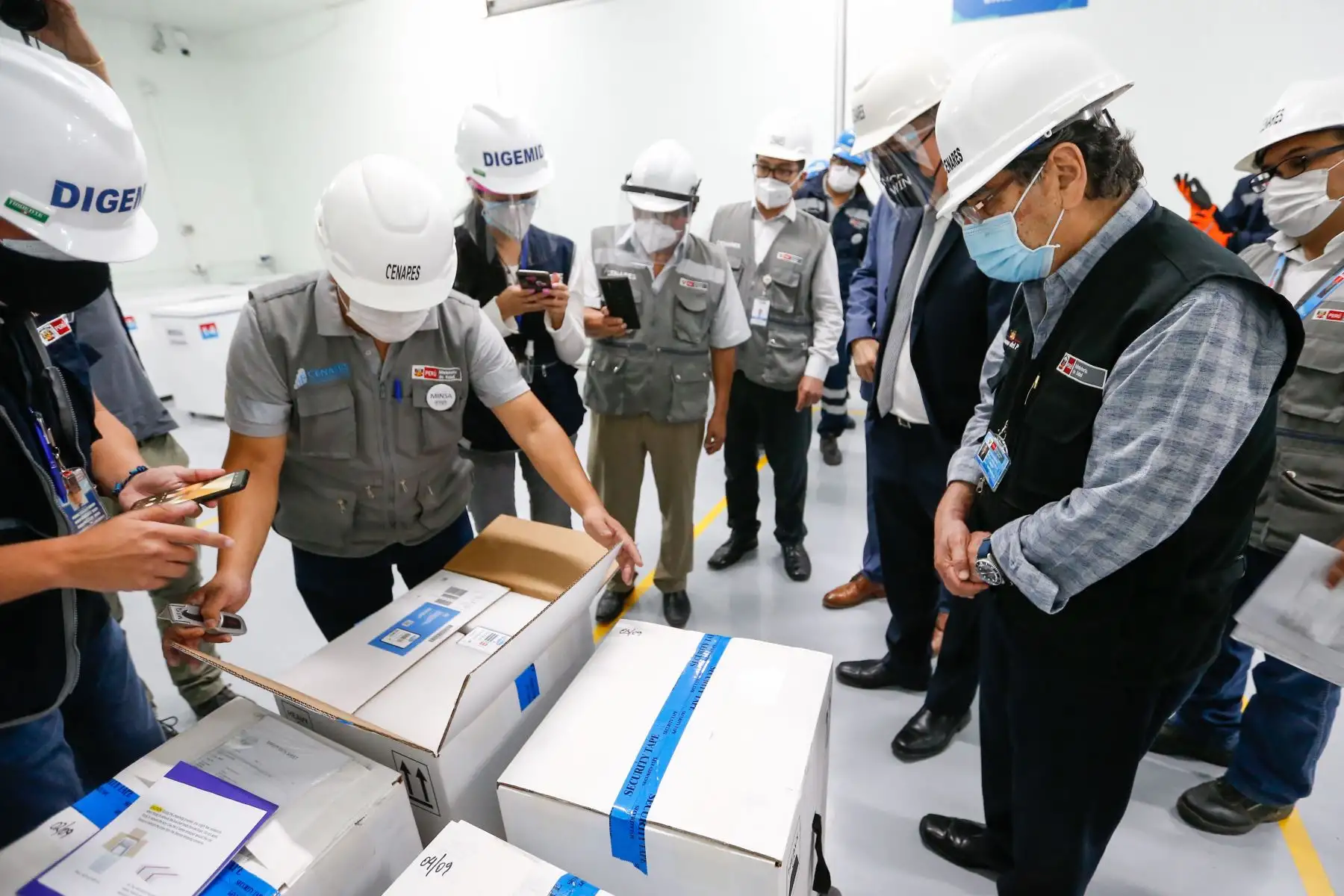 Ministro de Salud, Oscar Ugarte supervisa el almacenamiento de las vacunas de Pfizer contra la covid -19 en los almacenes de CENARES.
Foto: Minsa