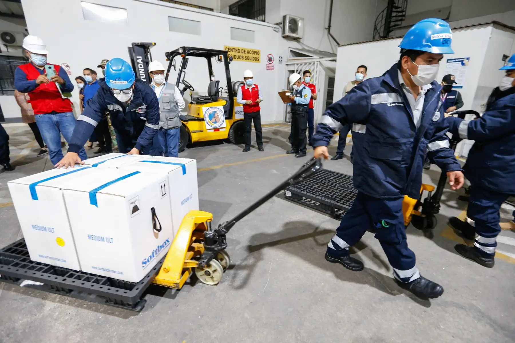 Ministro de Salud, Oscar Ugarte supervisa el almacenamiento de las vacunas de Pfizer contra la covid -19 en los almacenes de CENARES.
Foto: Minsa