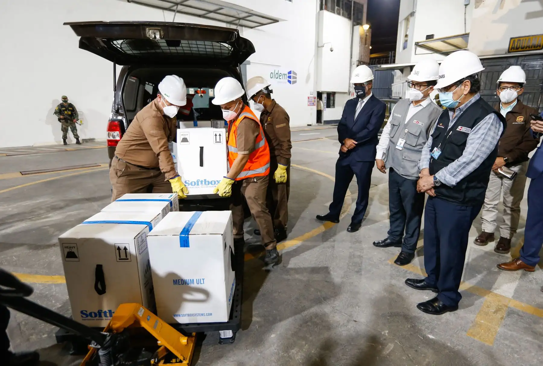 Ministro de Salud, Oscar Ugarte supervisa el almacenamiento de las vacunas de Pfizer contra la covid -19 en los almacenes de CENARES.
Foto: Minsa