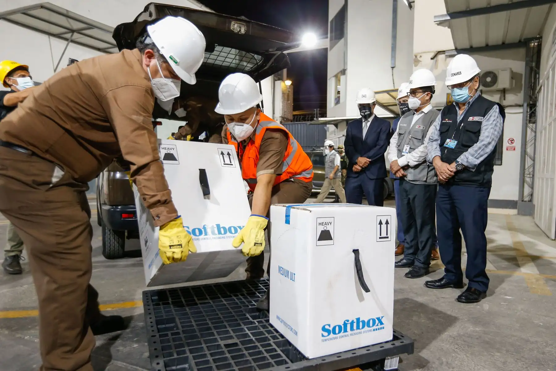Ministro de Salud, Oscar Ugarte supervisa el almacenamiento de las vacunas de Pfizer contra la covid -19 en los almacenes de CENARES.
Foto: Minsa