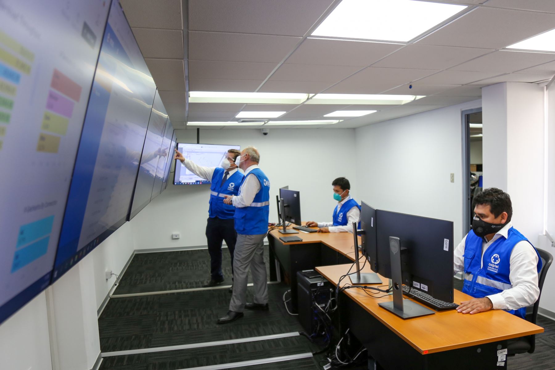 Centro de monitoreo de redes, con equipamiento y tecnología moderna. Foto: cortesía Osiptel.