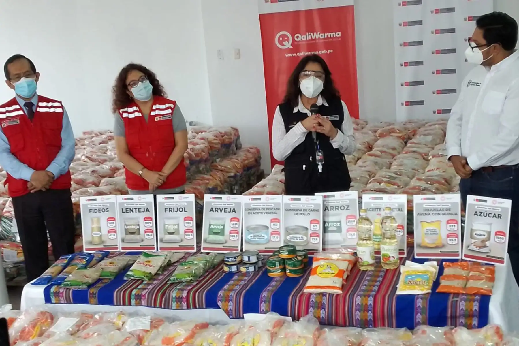 La presidenta del Consejo de Ministros, Violeta Bermúdez, participa en la entrega de 23 toneladas de alimentos para el programa Qali Warma, junto a la ministra de Desarrollo e Inclusión Social, Silvana Vargas, y al alcalde de Puente Piedra, Rennán Espinoza. Foto: PCM