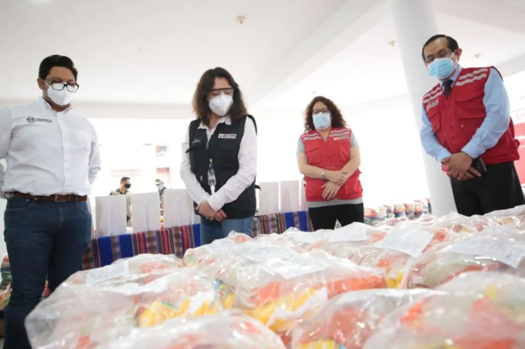 La presidenta del Consejo de Ministros, Violeta Bermúdez, participa en la entrega de 23 toneladas de alimentos para el programa Qali Warma, junto a la ministra de Desarrollo e Inclusión Social, Silvana Vargas, y al alcalde de Puente Piedra, Rennán Espinoza. Foto: PCM