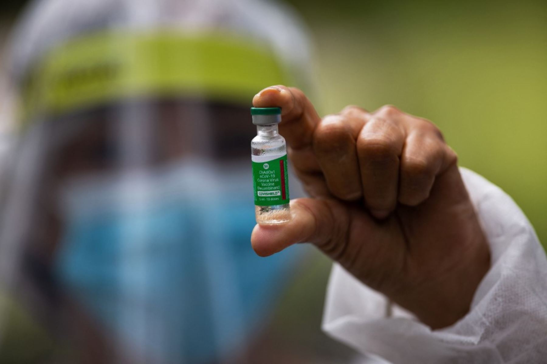 La enfermera Janete Da Silva Oliveira prepara una dosis de la vacuna covid-19 Oxford-AstraZeneca en la comunidad Nossa Senhora Livramento a orillas del Río Negro cerca de Manaus, estado de Amazonas, Brasil. Foto: AFP
