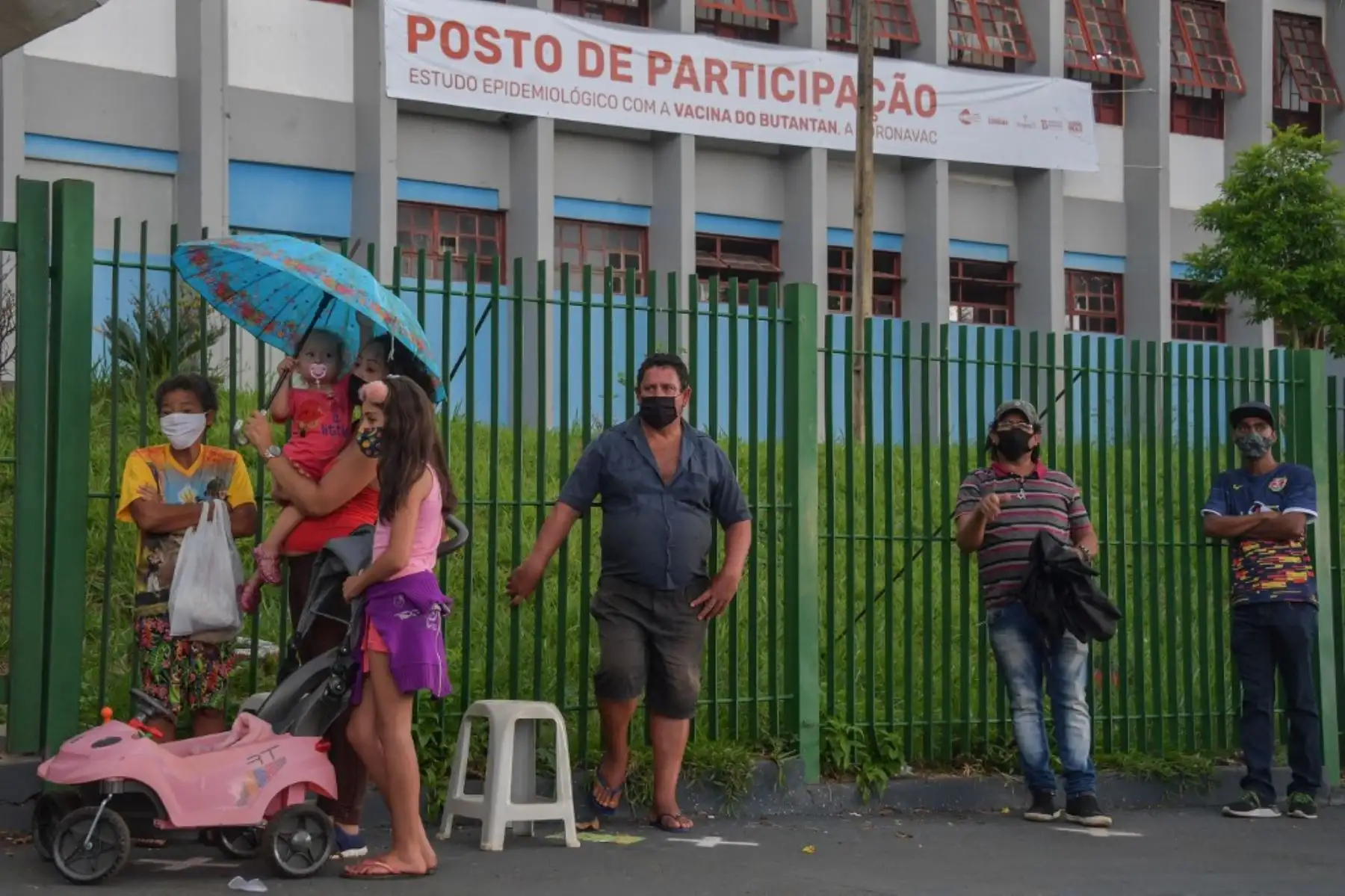 Los residentes hacen fila para recibir la vacuna Coronavac contra covid-19, en Serrana, a unos 323 km de Sao Paulo, Brasil. Foto: AFP