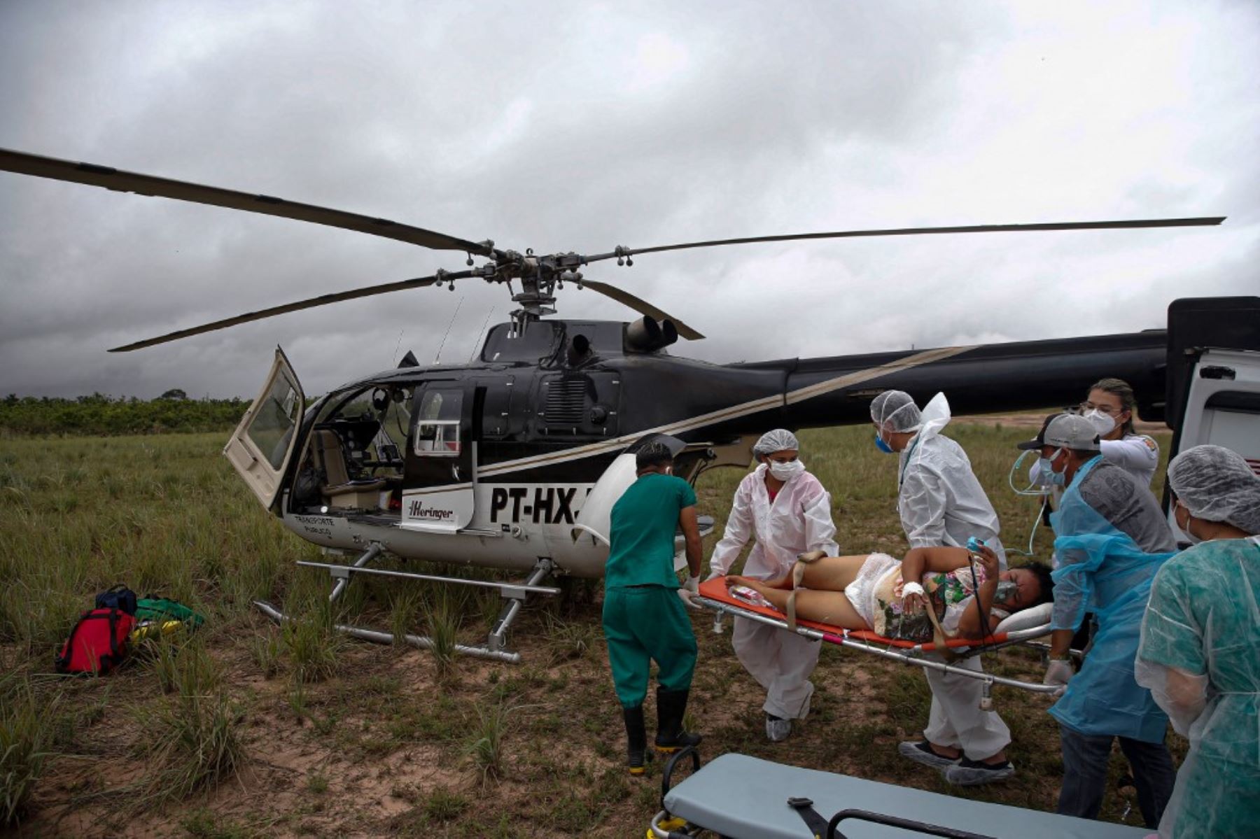 Un paciente de covid-19 de 49 años es trasladado por un equipo médico especial de emergencia en helicóptero en el municipio de Prainha do Itaituba, estado de Pará, Brasil. Foto: AFP