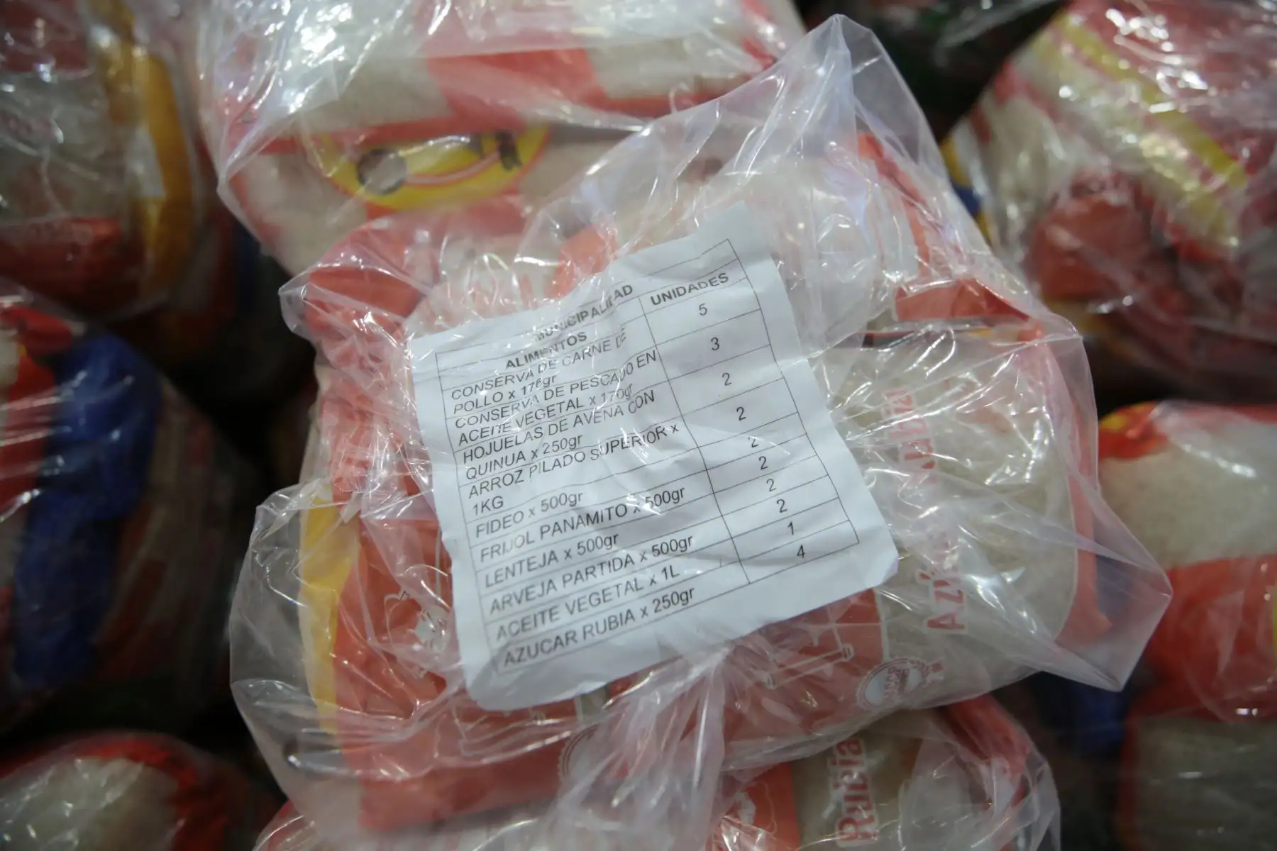 La presidenta del Consejo de Ministros, Violeta Bermúdez, participa en la entrega de 23 toneladas de alimentos para el programa Qali Warma, junto a la ministra de Desarrollo e Inclusión Social, Silvana Vargas, y al alcalde de Puente Piedra, Rennán Espinoza. Foto: PCM