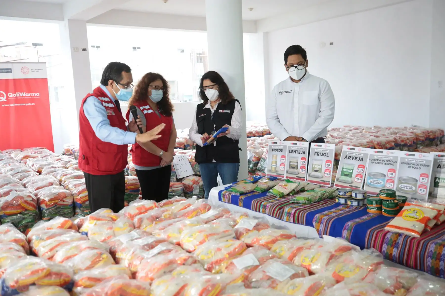 La presidenta del Consejo de Ministros, Violeta Bermúdez, participa en la entrega de 23 toneladas de alimentos para el programa Qali Warma, junto a la ministra de Desarrollo e Inclusión Social, Silvana Vargas, y al alcalde de Puente Piedra, Rennán Espinoza. Foto: PCM