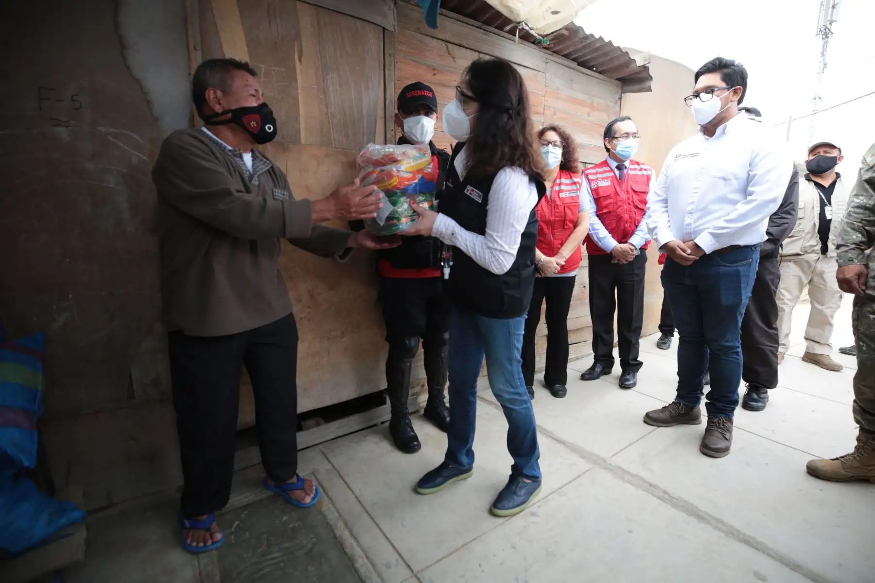 La presidenta del Consejo de Ministros, Violeta Bermúdez, participa en la entrega de 23 toneladas de alimentos para el programa Qali Warma, junto a la ministra de Desarrollo e Inclusión Social, Silvana Vargas, y al alcalde de Puente Piedra, Rennán Espinoza. Foto: PCM
