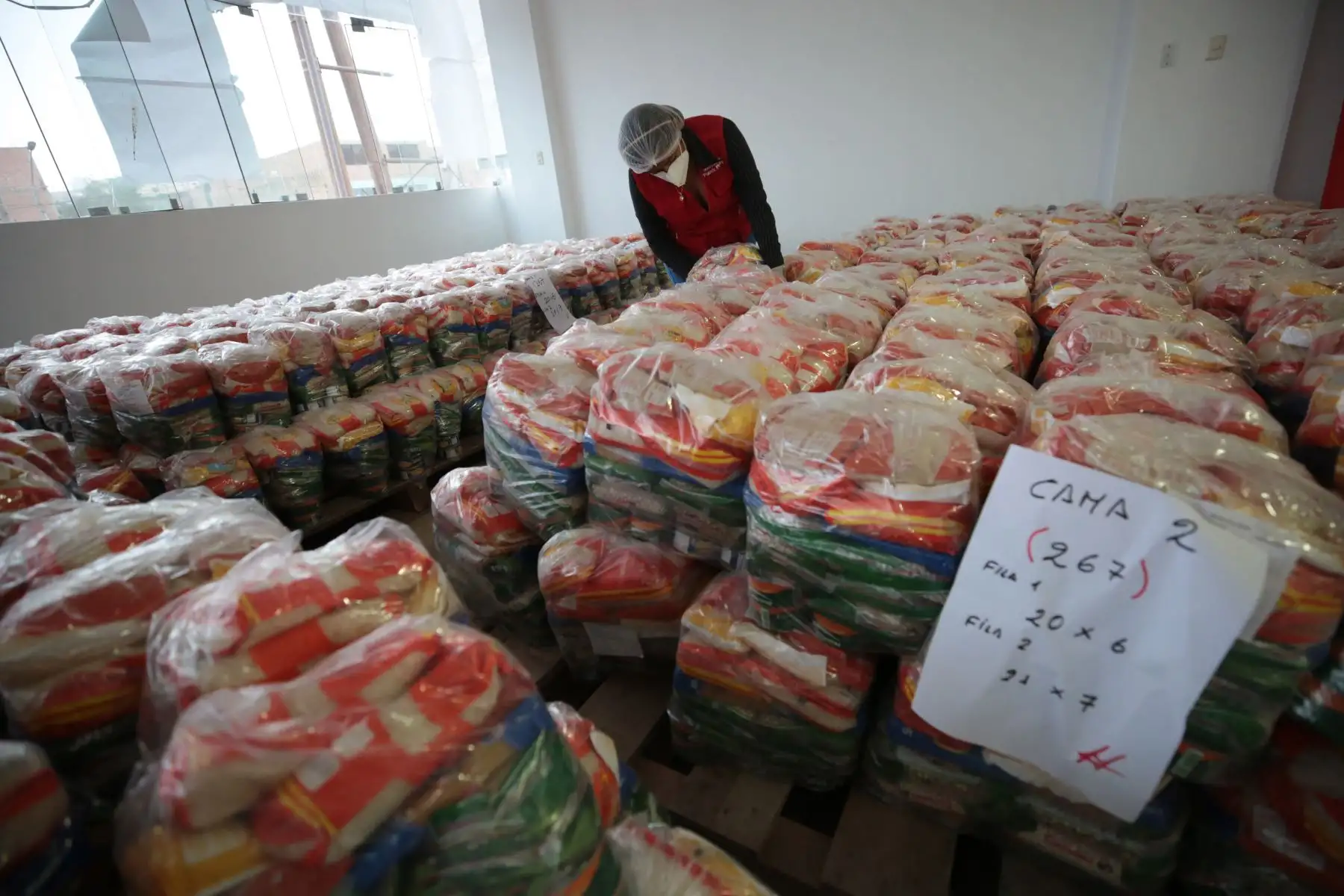 La presidenta del Consejo de Ministros, Violeta Bermúdez, participa en la entrega de 23 toneladas de alimentos para el programa Qali Warma, junto a la ministra de Desarrollo e Inclusión Social, Silvana Vargas, y al alcalde de Puente Piedra, Rennán Espinoza. Foto: PCM
