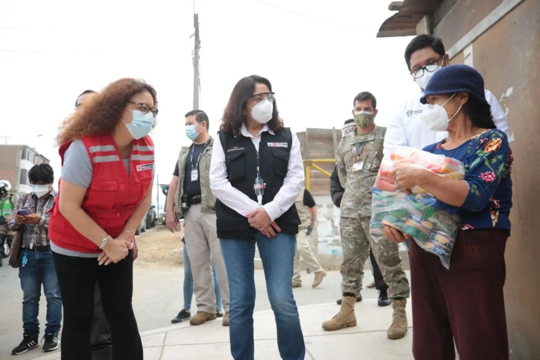 La presidenta del Consejo de Ministros, Violeta Bermúdez, participa en la entrega de 23 toneladas de alimentos para el programa Qali Warma, junto a la ministra de Desarrollo e Inclusión Social, Silvana Vargas, y al alcalde de Puente Piedra, Rennán Espinoza. Foto: PCM