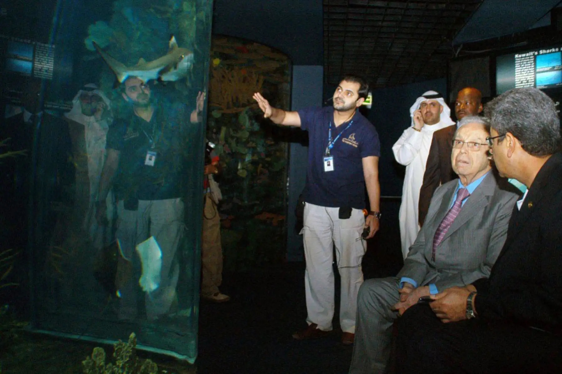 El exsecretario general de la ONU, Javier Pérez de Cuéllar de Perú (2 ° desde la derecha) visita el acuario del Centro Científico en la ciudad de Kuwait el 18 de marzo de 2007. Foto: AFP