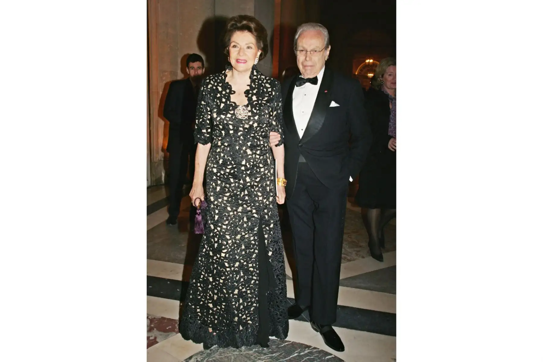 El exsecretario general de las Naciones Unidas, Javier Pérez de Cuéllar, de Perú, y su esposa (sin nombre) llegan el 6 de diciembre de 2004 para asistir a la 22ª edición de la Gala de la Fundación Abuso Infantil celebrada en el Castillo de Versalles, en las afueras de París. Foto: AFP