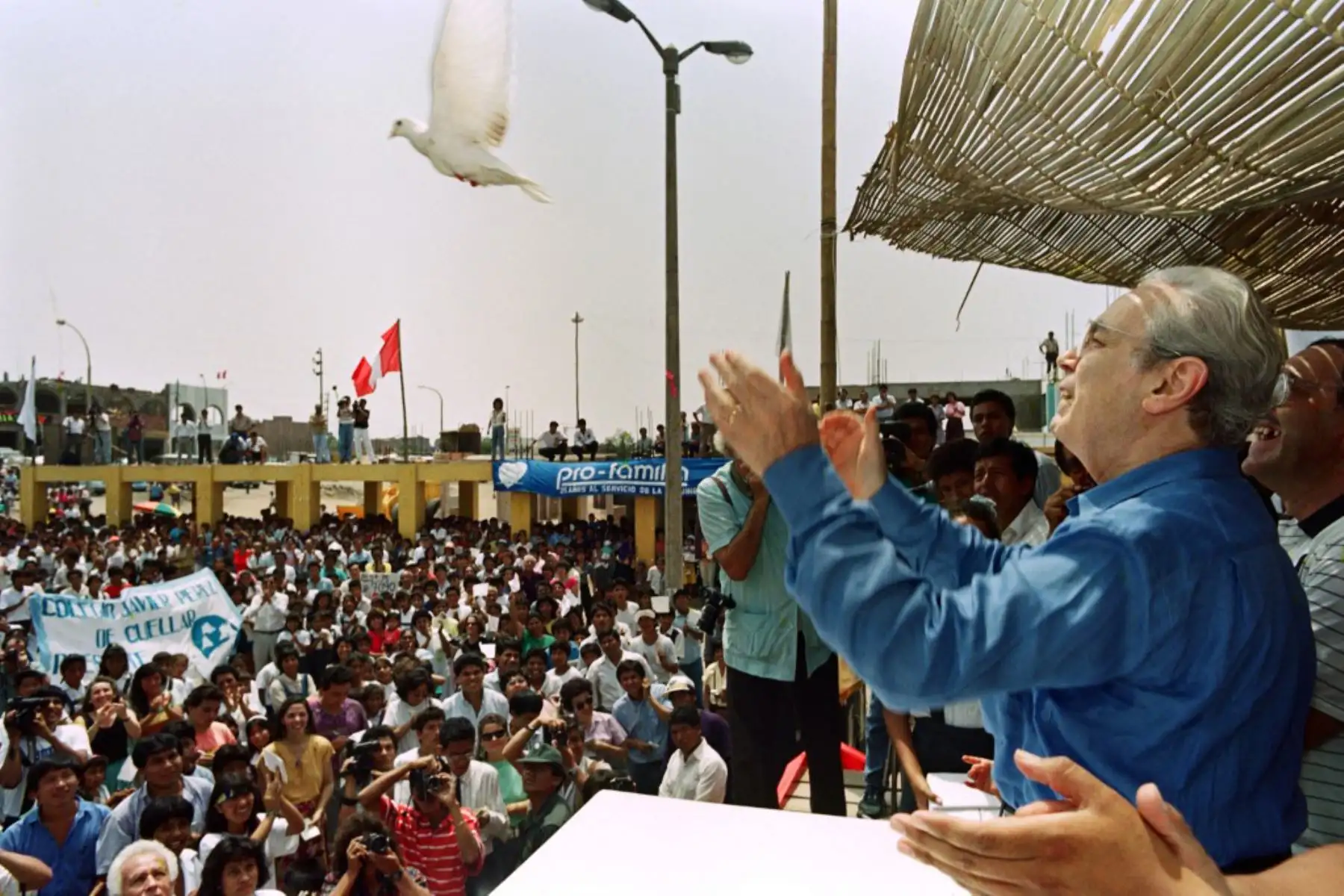 El secretario general de las Naciones Unidas, Javier Pérez de Cuéllar, suelta una paloma blanca el 22 de enero de 1992 durante una ceremonia de homenaje a su "alma mater" en Lima. Foto: AFP