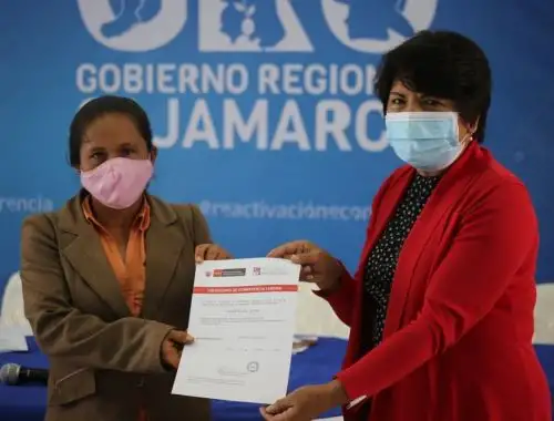 Sencico certificó a Elizabeth Díaz como la primera mujer albañil de Cajamarca.