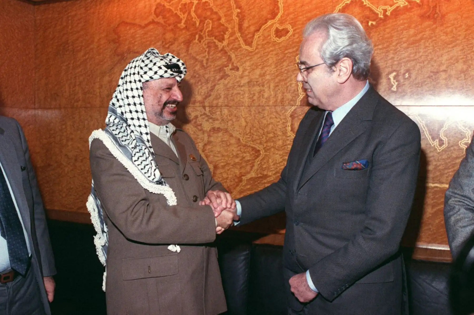 El líder de la Organización para la Liberación de Palestina (OLP), Yasser Arafat (izq.), Se reúne con el secretario general de las Naciones Unidas, Javier Pérez de Cuéllar, el 14 de diciembre de 1988, en Ginebra, en el segundo día de reunión sobre la cuestión de Palestina en la sede europea de la ONU en el Palacio de las Naciones. Foto: AFP