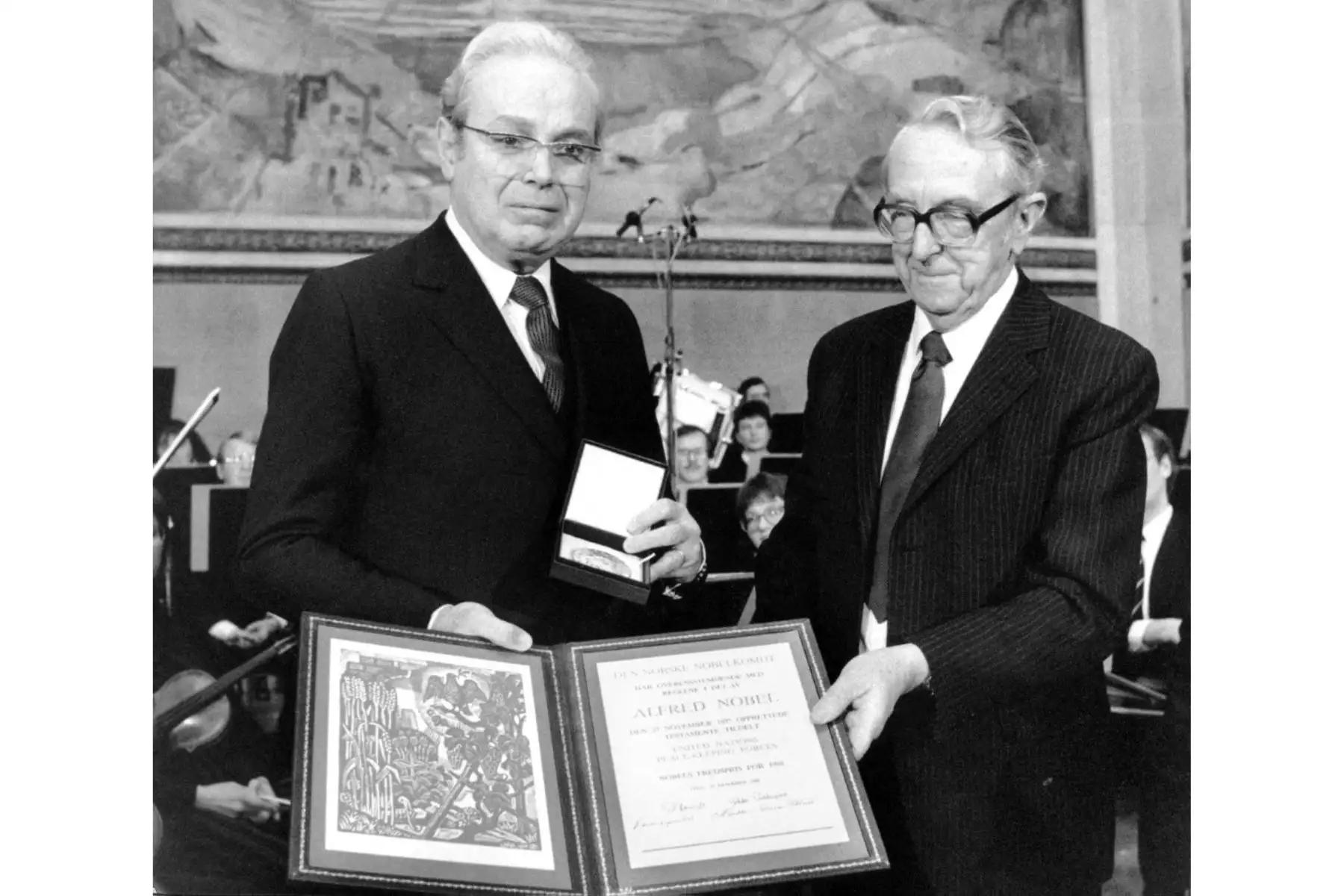 El secretario general de la ONU, Javier Pérez de Cuellar (izq.), y el presidente del comité del Premio Nobel de la Paz, Egil Aarvik, entregan el premio a las fuerzas de paz de la ONU el 10 de diciembre de 1998 en Oslo. Foto: AFP