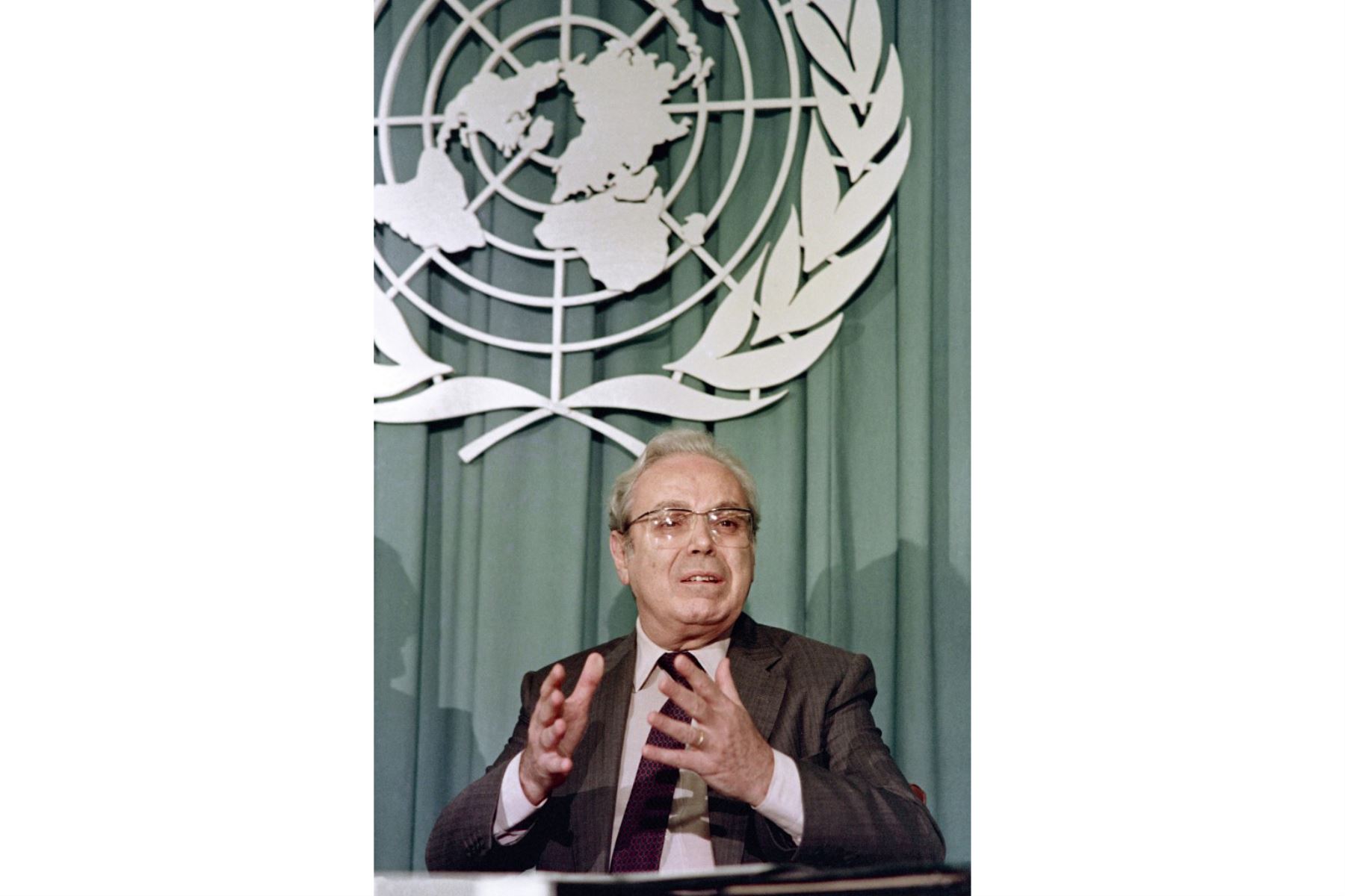 El secretario general de la ONU, Javier Pérez de Cuéllar, dijo a los reporteros en una conferencia de prensa que Irán había acordado incondicionalmente un alto el fuego en la guerra de casi ocho años entre Irán e Irak el 18 de julio de 1988, en una sesión informativa en la sede de la ONU en Nueva York. Foto: AFP
