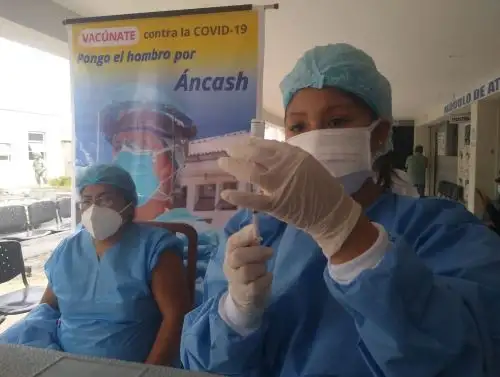 Autoridades de Salud de Áncash anuncian aplicación de segunda dosis de vacunas contra la covid-19 para pacientes con VIH. ANDINA/Difusión