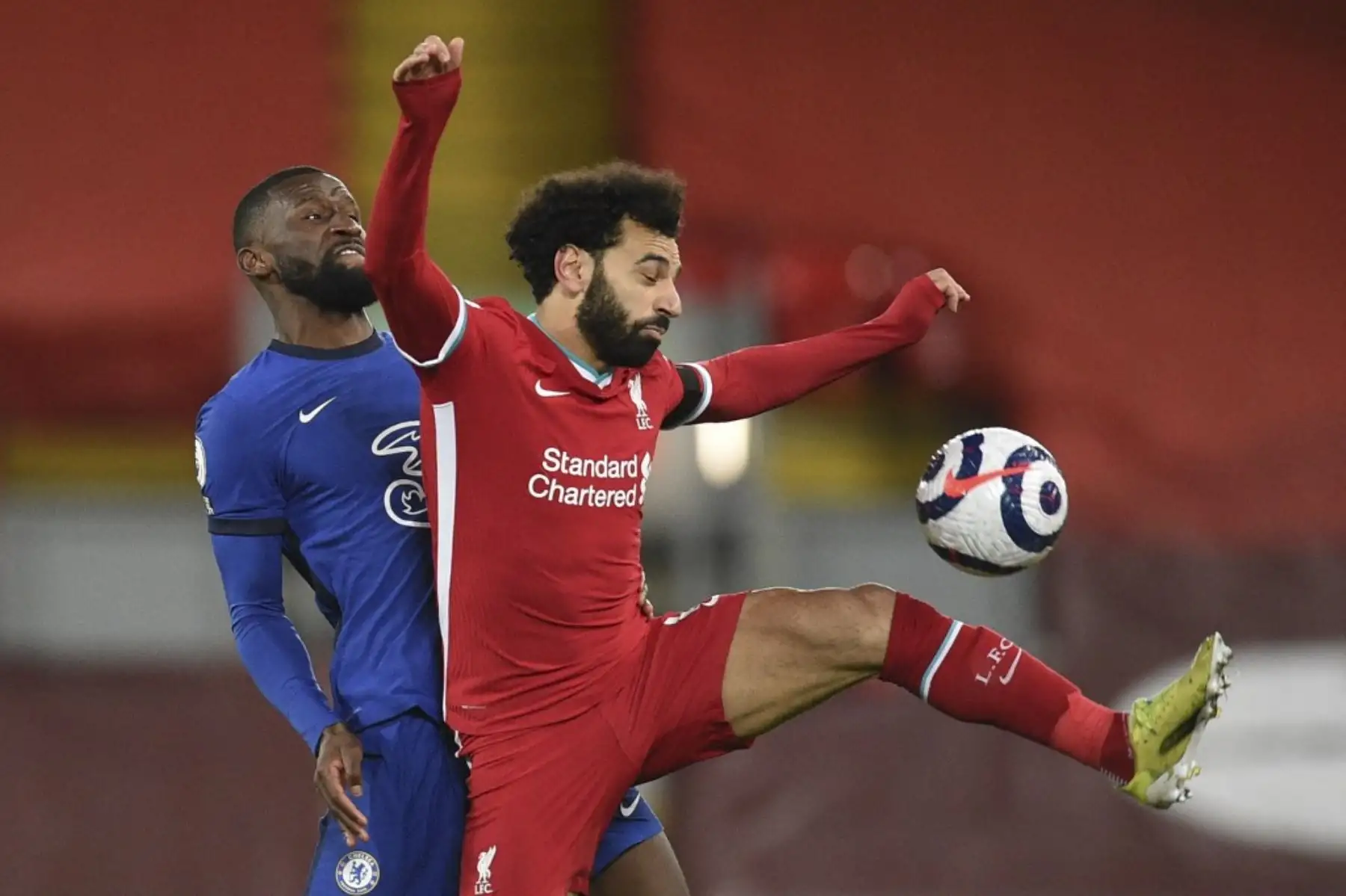 El centrocampista egipcio del Liverpool Mohamed Salah lucha con el defensor alemán del Chelsea Antonio Rudiger durante el partido de fútbol de la Premier League inglesa entre Liverpool y Chelsea en Anfield en Liverpool. Foto: AFP