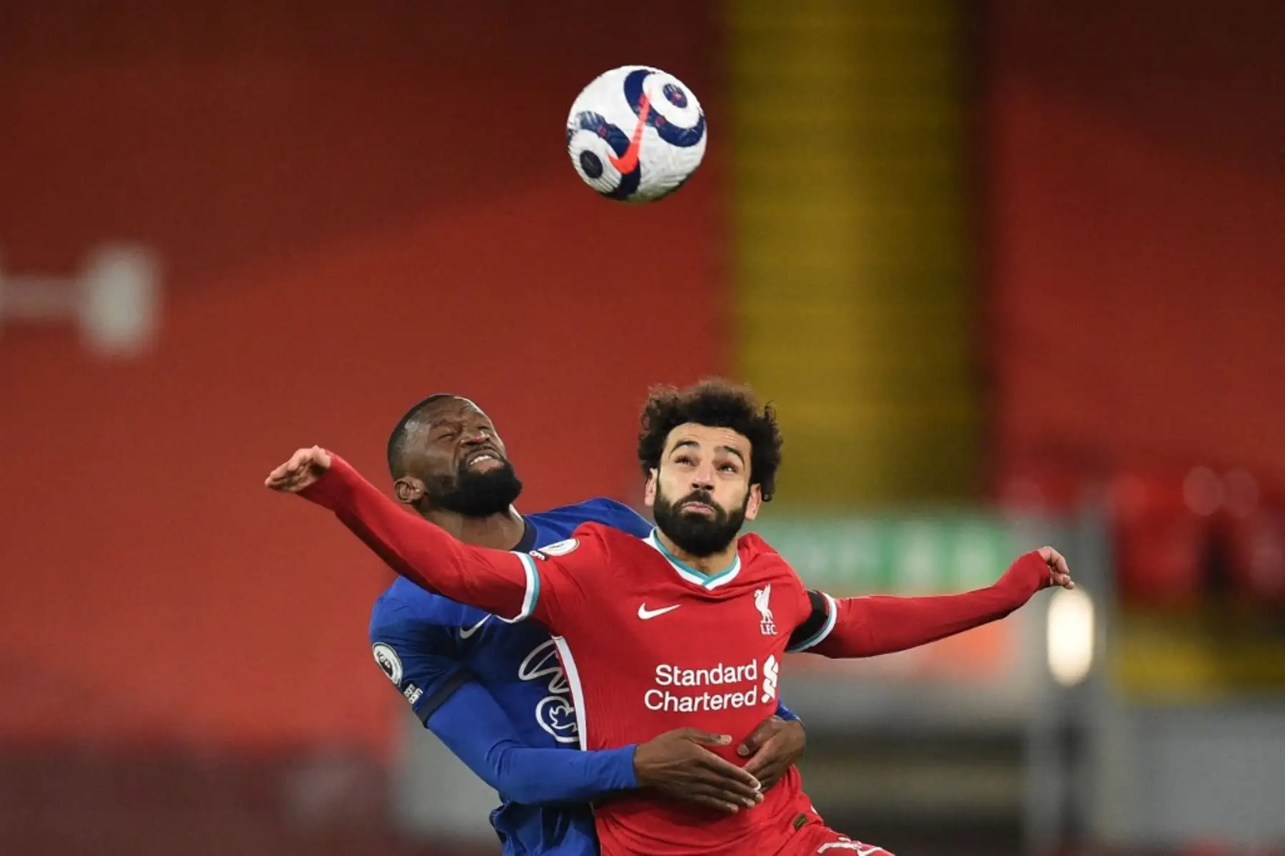 El centrocampista egipcio del Liverpool Mohamed Salah lucha con el defensor alemán del Chelsea Antonio Rudiger durante el partido de fútbol de la Premier League inglesa entre Liverpool y Chelsea en Anfield en Liverpool. Foto: AFP