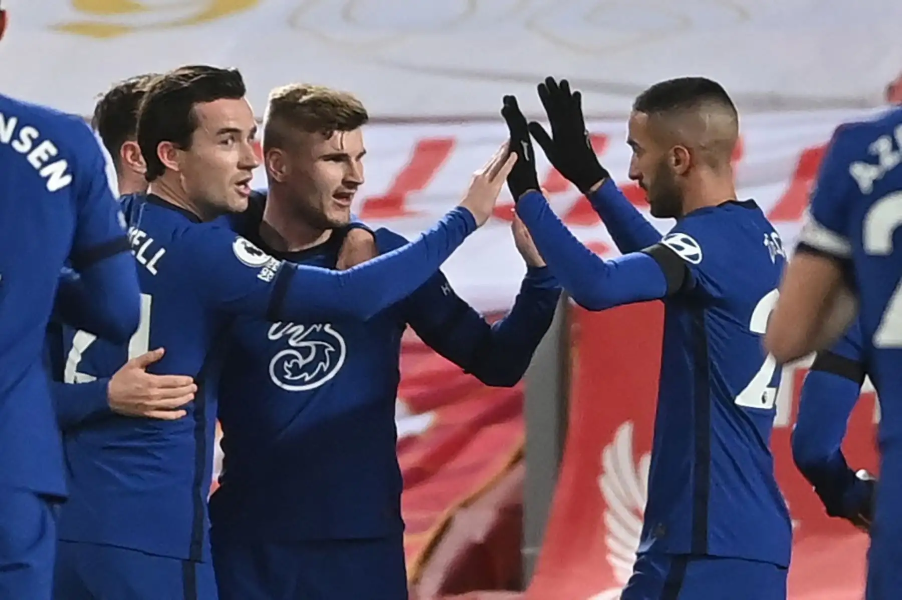 El delantero alemán del Chelsea, Timo Werner (C), celebra con sus compañeros, pero el VAR anuló el gol durante el partido de fútbol de la Premier League inglesa entre Liverpool y Chelsea en Anfield en Liverpool, noroeste de Inglaterra. Foto: AFP