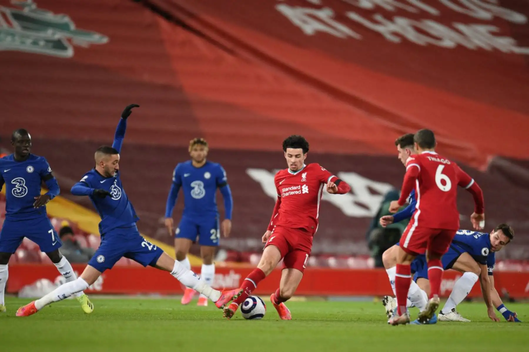El centrocampista inglés del Liverpool Curtis Jones (C) supera un desafío del centrocampista marroquí del Chelsea Hakim Ziyech (L) durante el partido de fútbol de la Premier League inglesa entre Liverpool y Chelsea en Anfield en Liverpool, noroeste de Inglaterra. Foto: AFP
