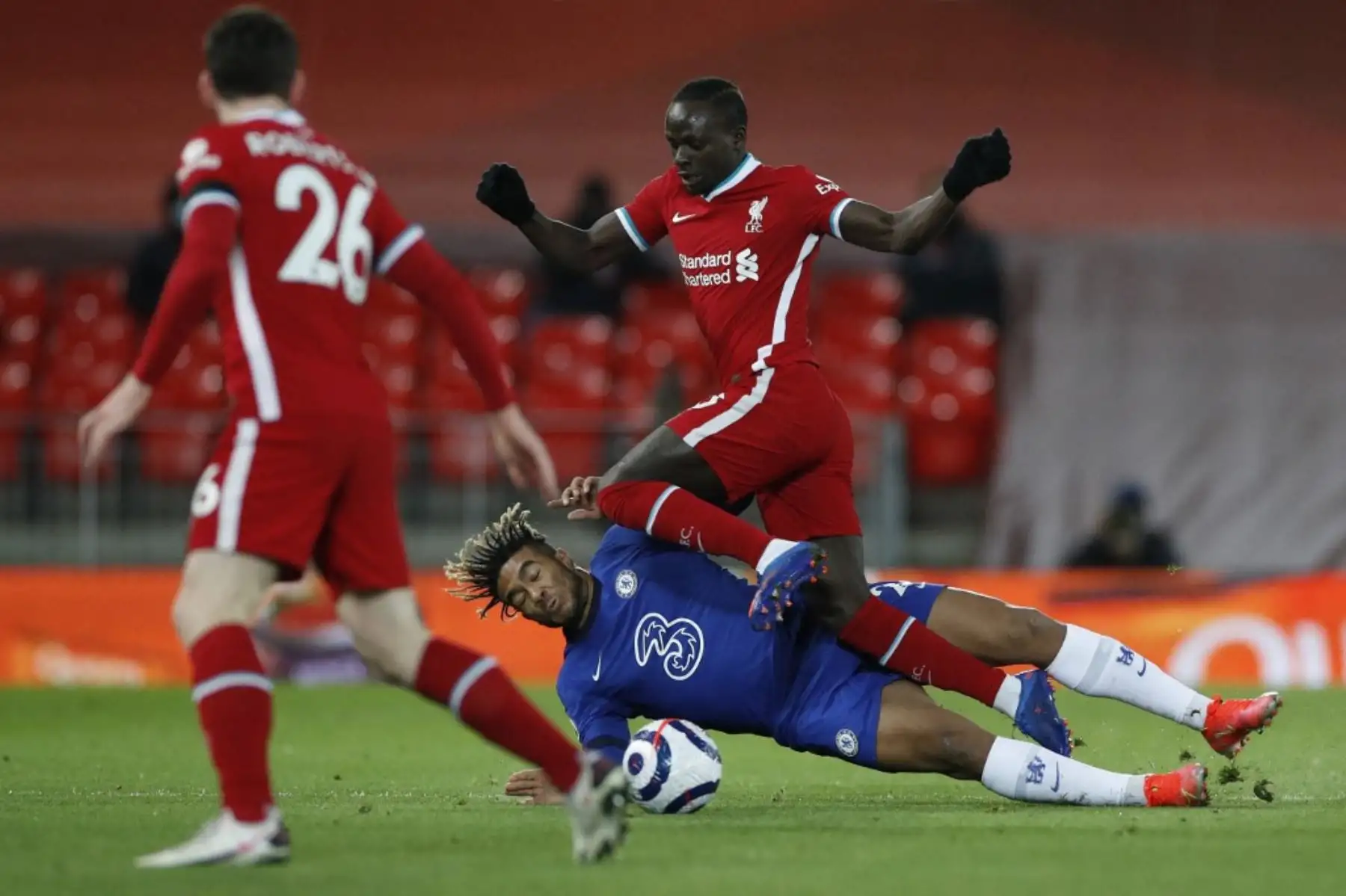 El centrocampista inglés del Liverpool Curtis Jones (C) supera un desafío del centrocampista marroquí del Chelsea Hakim Ziyech durante el partido de fútbol de la Premier League inglesa entre Liverpool y Chelsea en Anfield en Liverpool, noroeste de Inglaterra. Foto: AFP