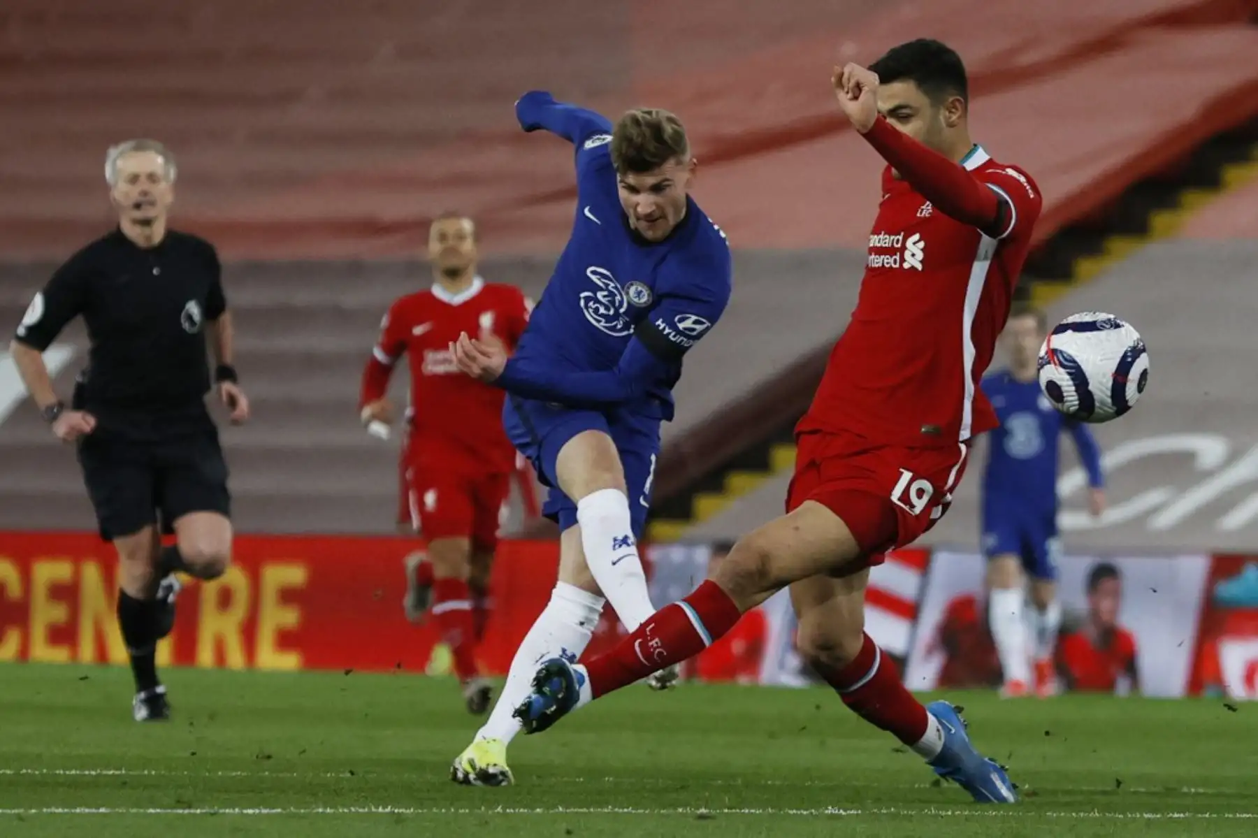 El delantero alemán del Chelsea, Timo Werner (C) dispara pero falla el objetivo durante el partido de fútbol de la Premier League inglesa entre Liverpool y Chelsea en Anfield en Liverpool, noroeste de Inglaterra. Foto: AFP